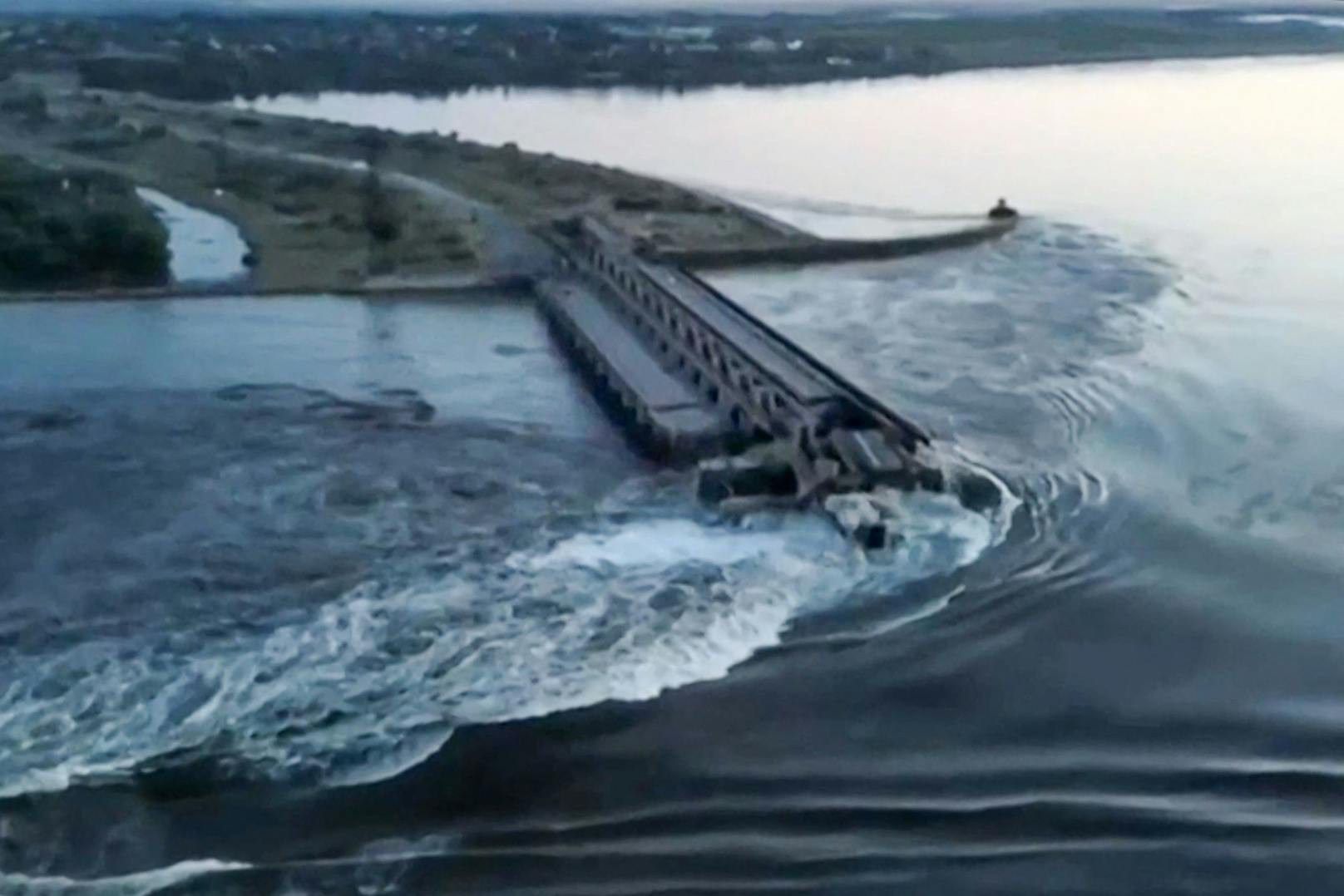 Die Ukraine beschuldigt Russland, den Damm gesprengt zu haben, um eine Gegenoffensive über den mächtigen Fluss zu verhindern.