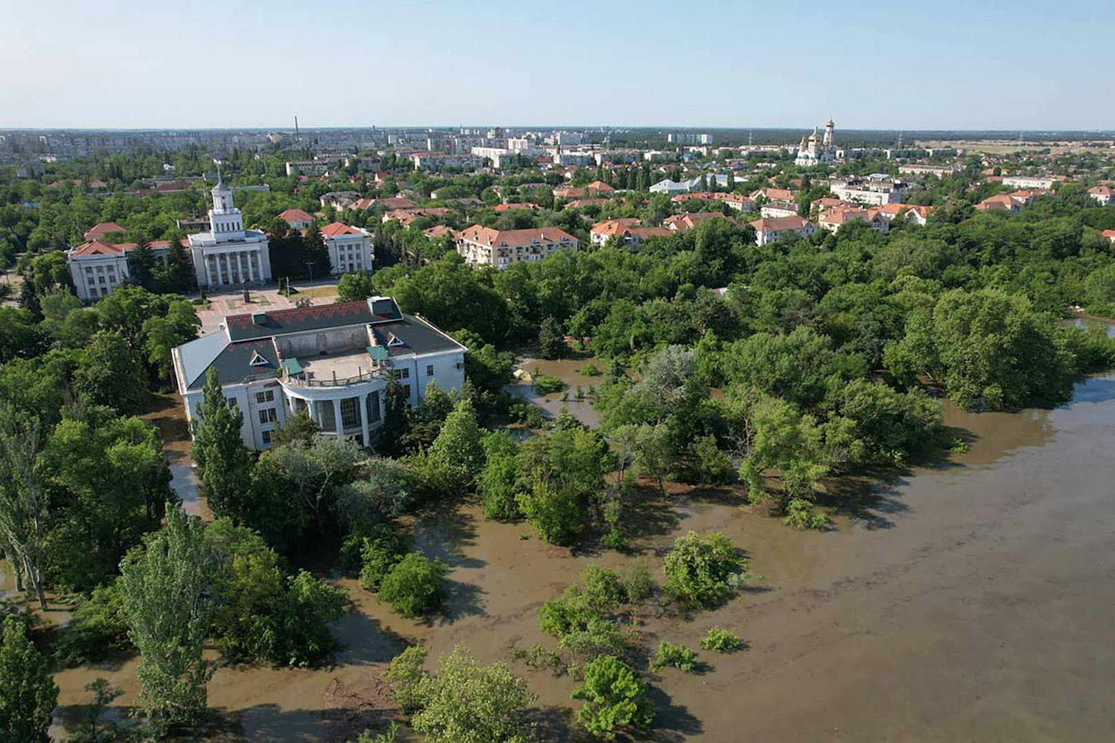 Durch die Flut ist auch die angrenzende, russisch besetzte Stadt Nowa Kachowka schwer getroffen. Im Bild das lokale Verwaltungszentrum.