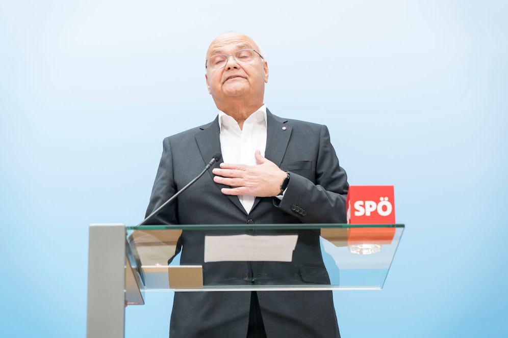 Harry Kopietz bei einer Pressekonferenz am 11. April. 