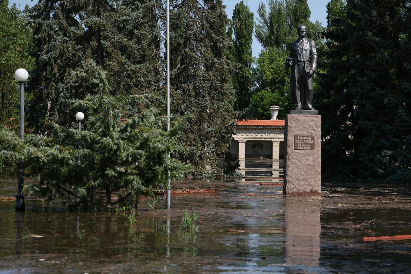 Zahlreiche Straßen in Nowa Kachowka sind überflutet.