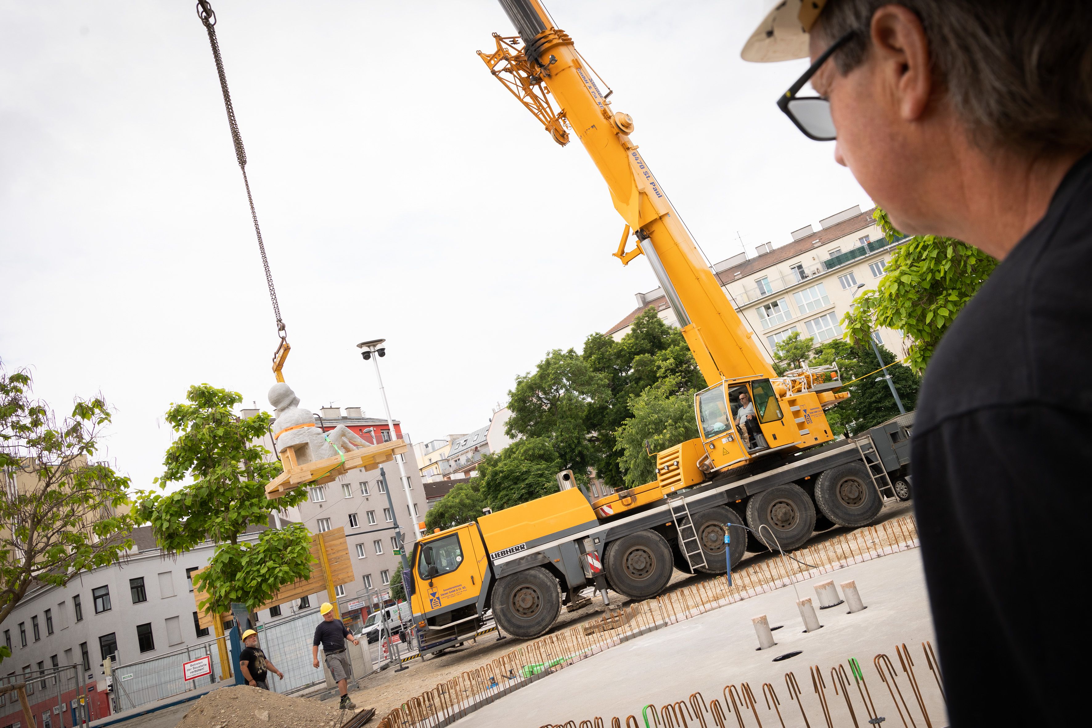 Die erste Figur ist diese Woche an ihren Standort in Favoriten gebracht worden. Die restlichen 32 sollen bald folgen.