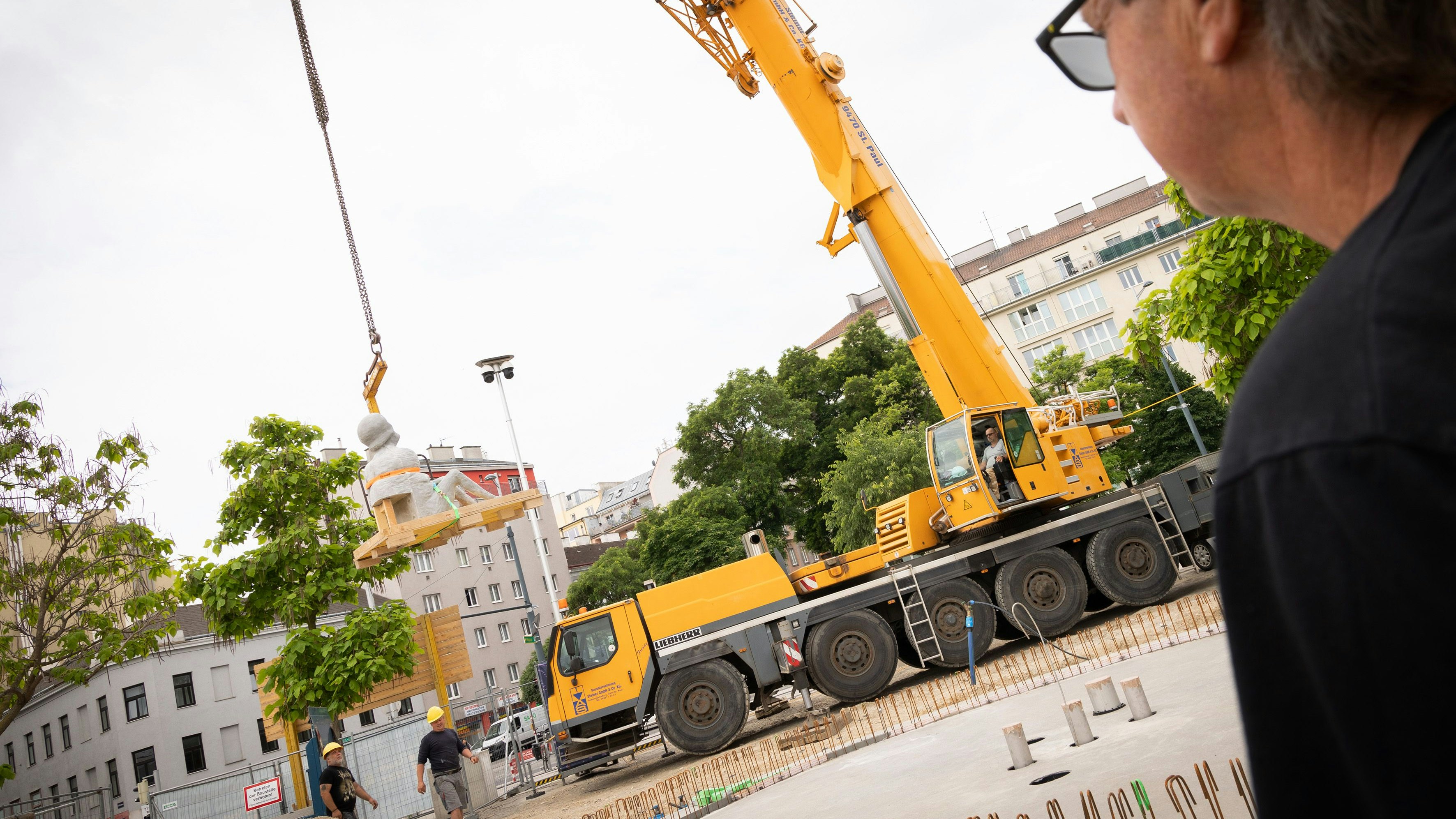 Die erste Figur ist diese Woche an ihren Standort in Favoriten gebracht worden. Die restlichen 32 sollen bald folgen. 