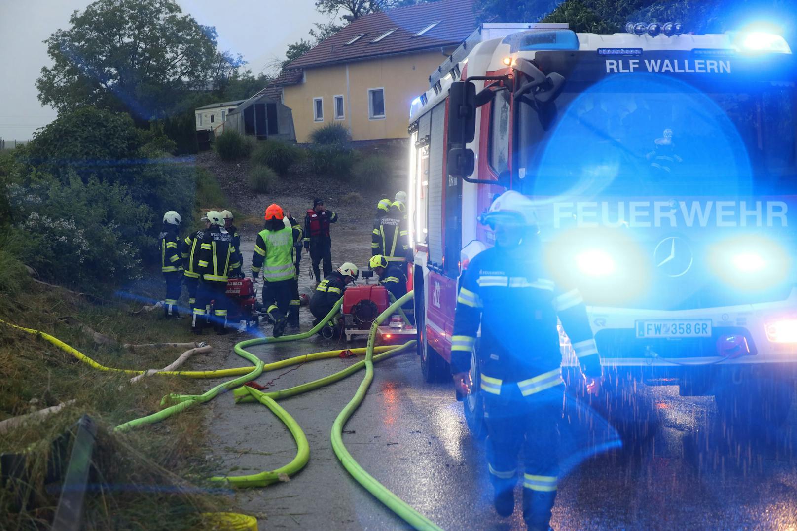 Feuerwehr im Einsatz nach einem Unwetter in Oberösterreich.