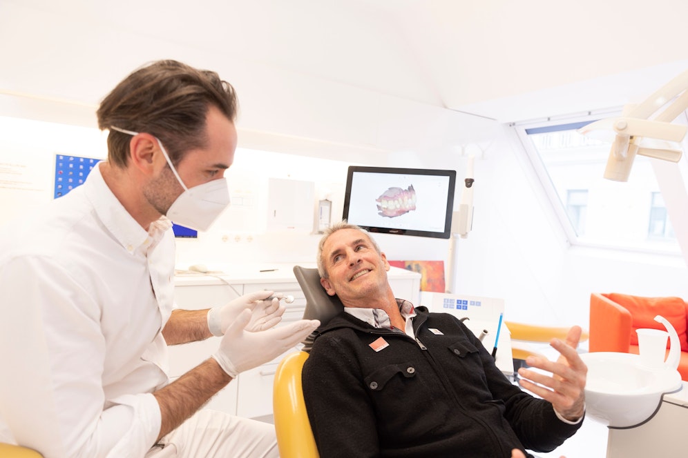 Der Schneidezahn von Michael Konsel konnte nicht mehr erhalten werden. Er bekam ein Implantat.