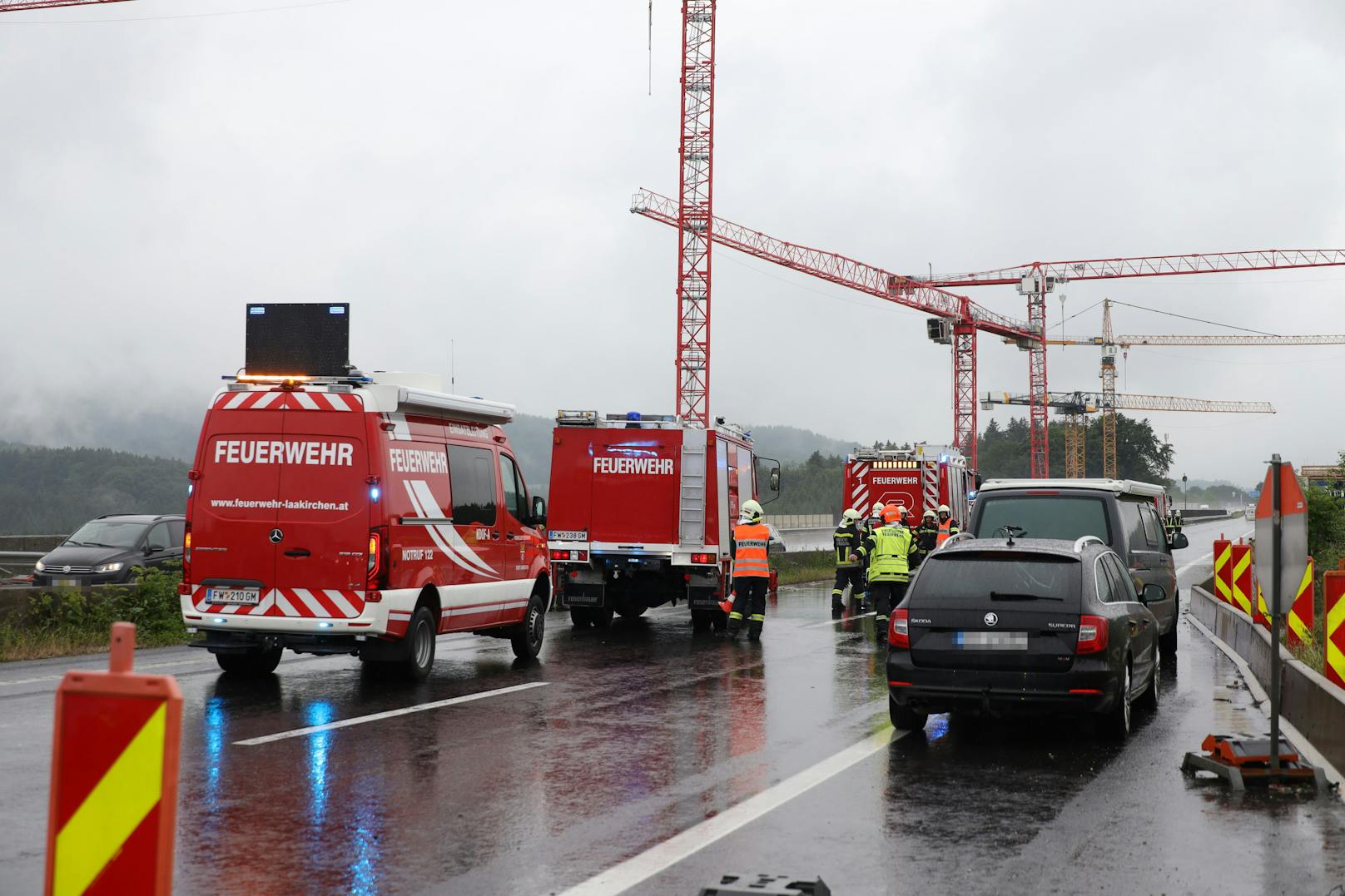 E-Auto kollidiert auf Westautobahn mit Transporter