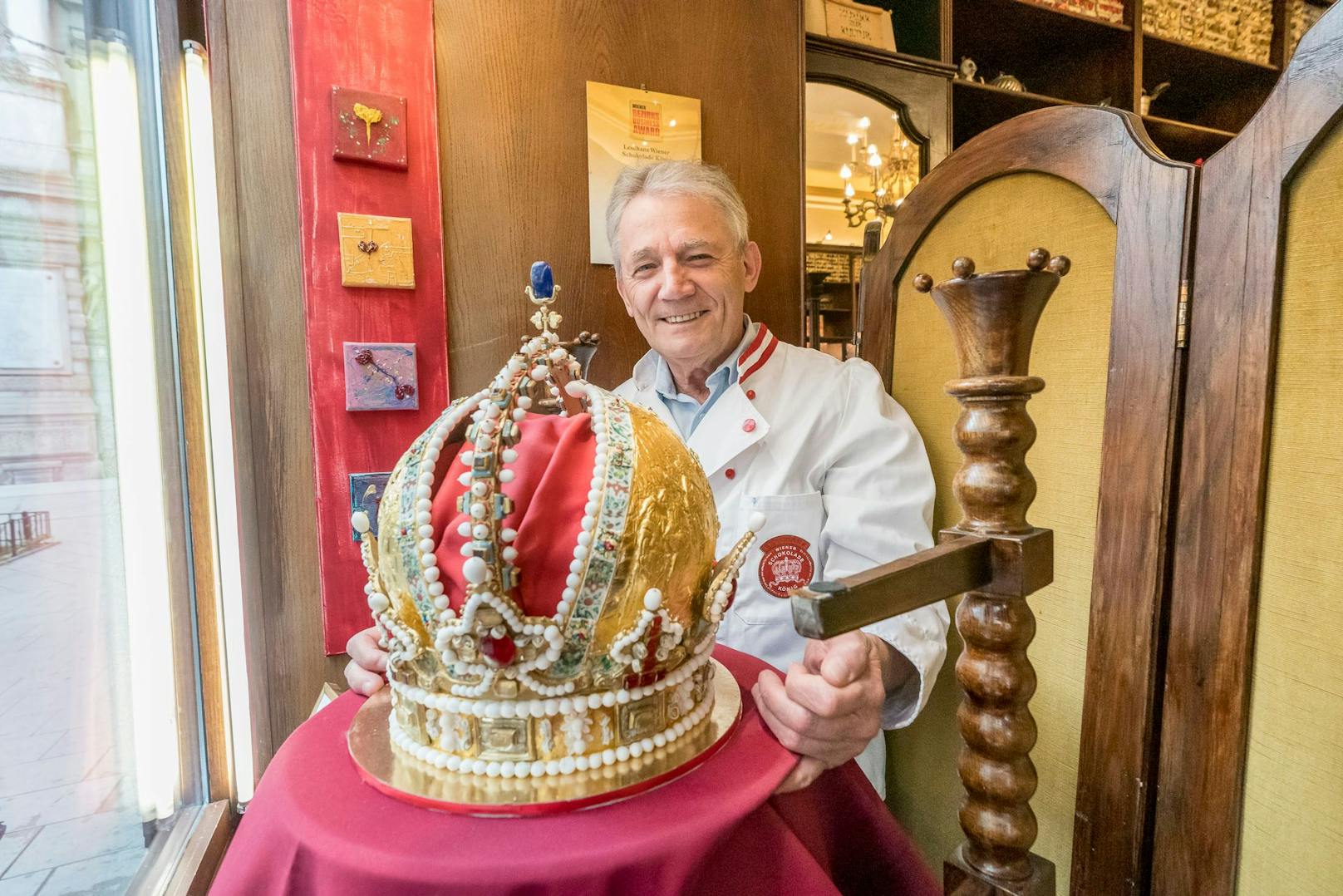 Wiens Schokolade-König Wolfgang Leschanz baute die Kaiserkrone aus viel Schokolade, Marzipan, Zuckerkristallen und Blattgold nach.