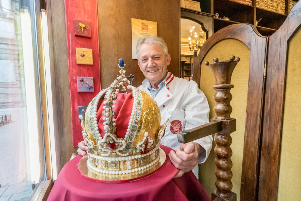 Wiens Schokolade-König Wolfgang Leschanz baute die Kaiserkrone aus viel Schokolade, Marzipan, Zuckerkristallen und Blattgold nach.