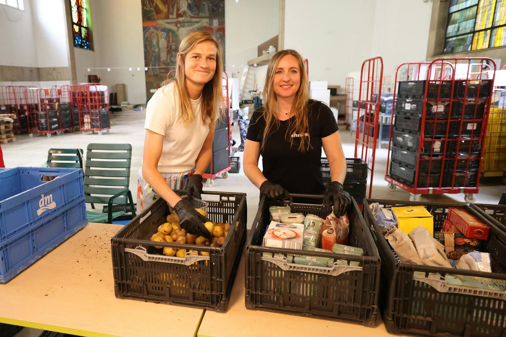 Ex-ÖFB-Kickerin Carina Wenninger (li.) verteilte gemeinsam mit "share"-Gründerin Iris Braun Lebensmittel an Bedürftige&nbsp;