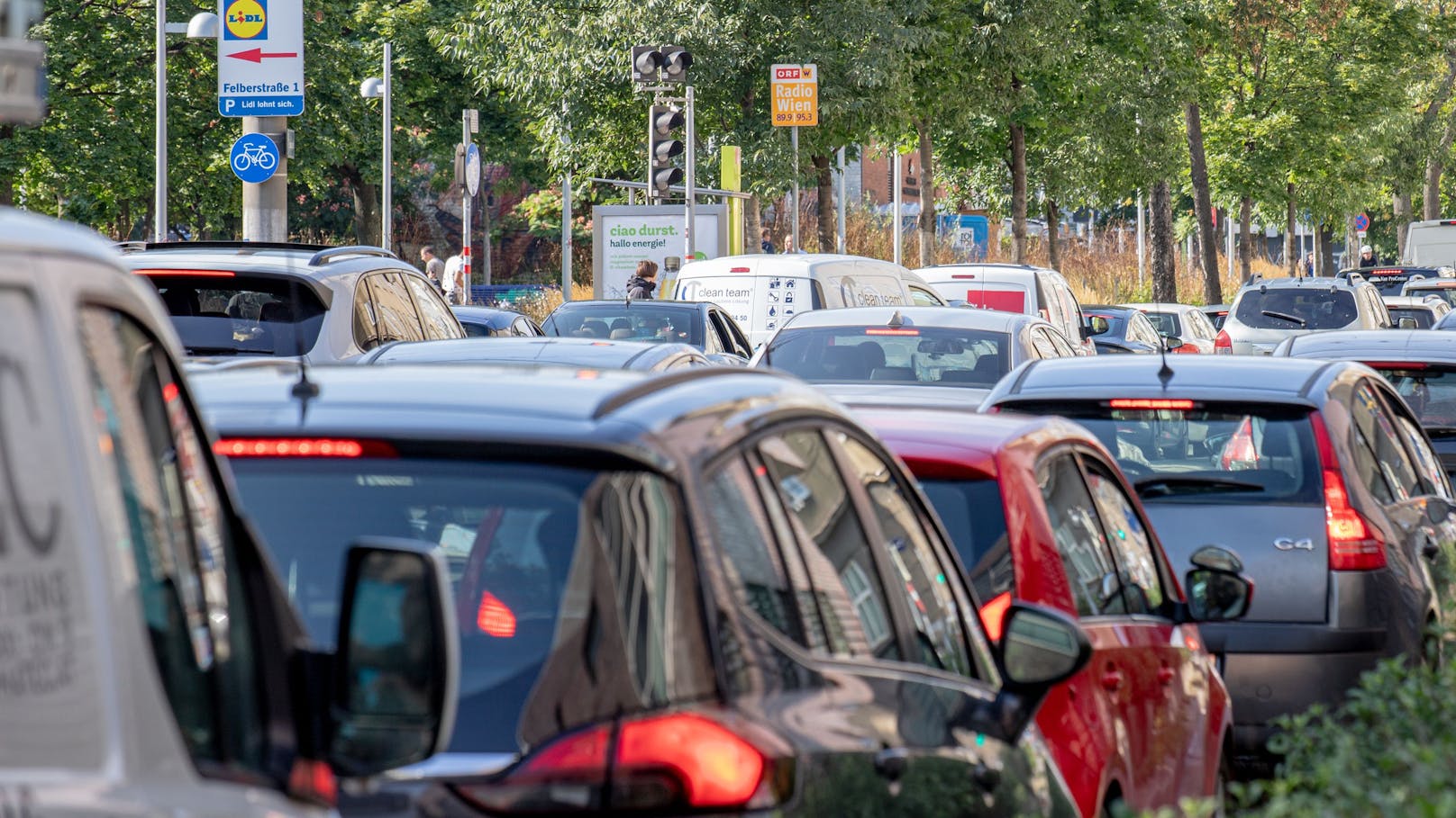 ÖAMTC warnt: Aus dem Auto geworfener Müll kann teuer kommen - Wien Aktuell  