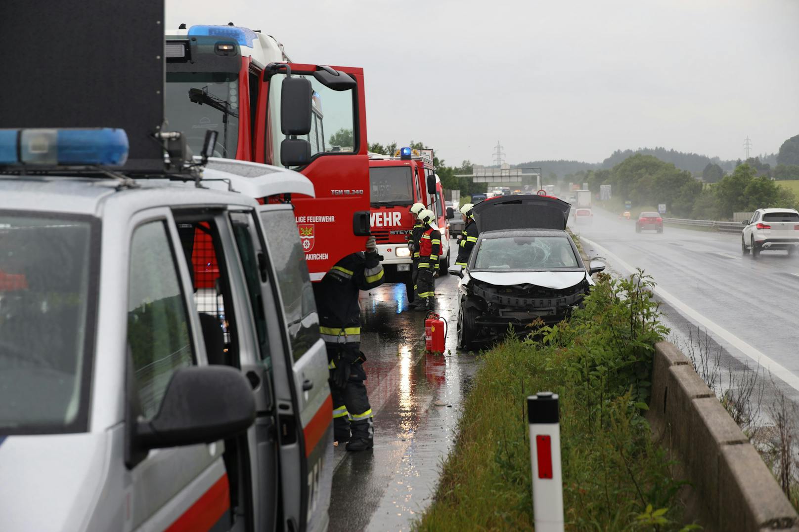 Einen Schwerverletzten hat Montagnachmittag ein schwerer Verkehrsunfall auf der Aurachtalbrücke der Westautobahn bei Ohlsdorf (Bezirk Gmunden) gefordert.