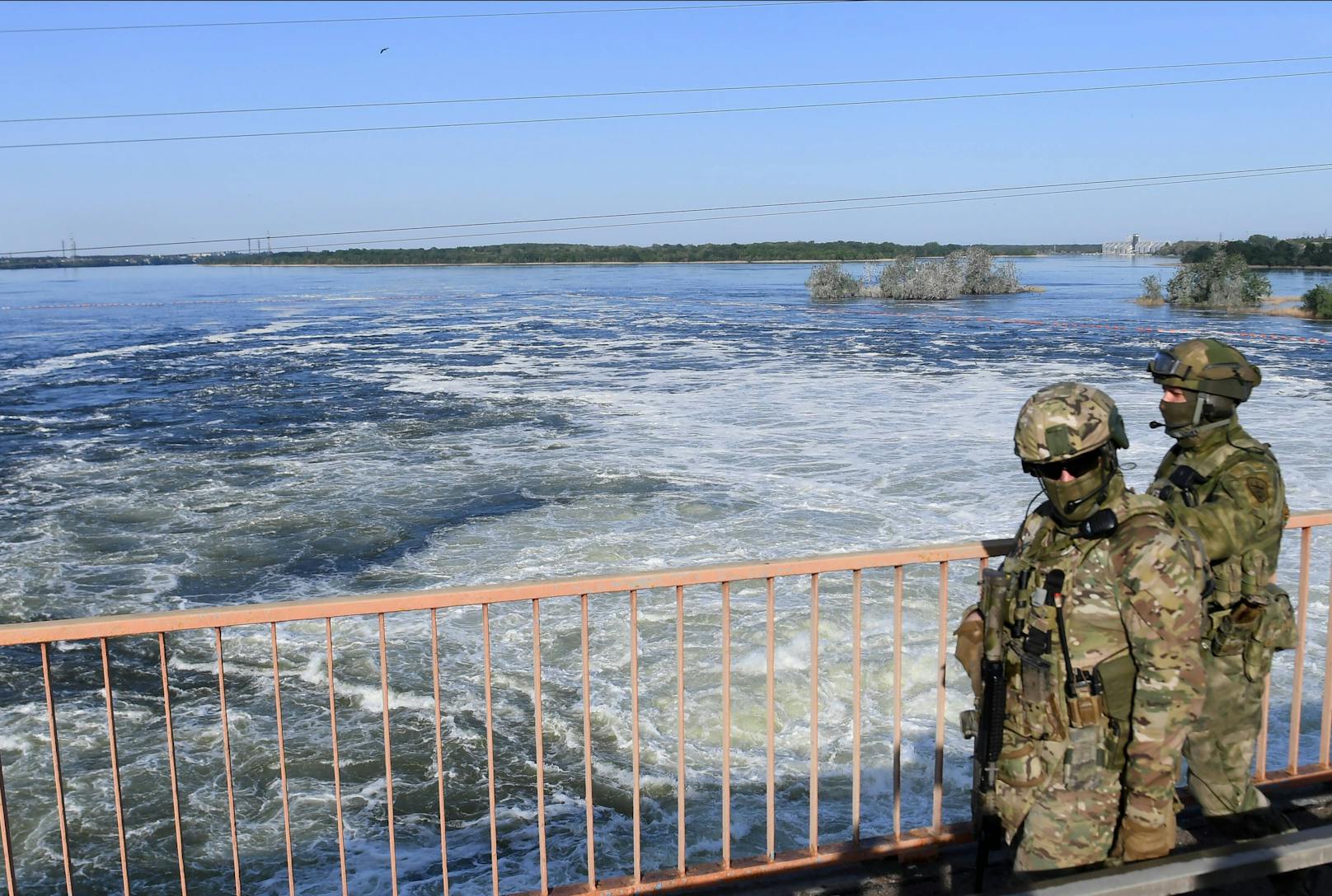 Russische Soldaten am besetzten Damm des Kachowkaer Stausees. Archivbild, März 2022.