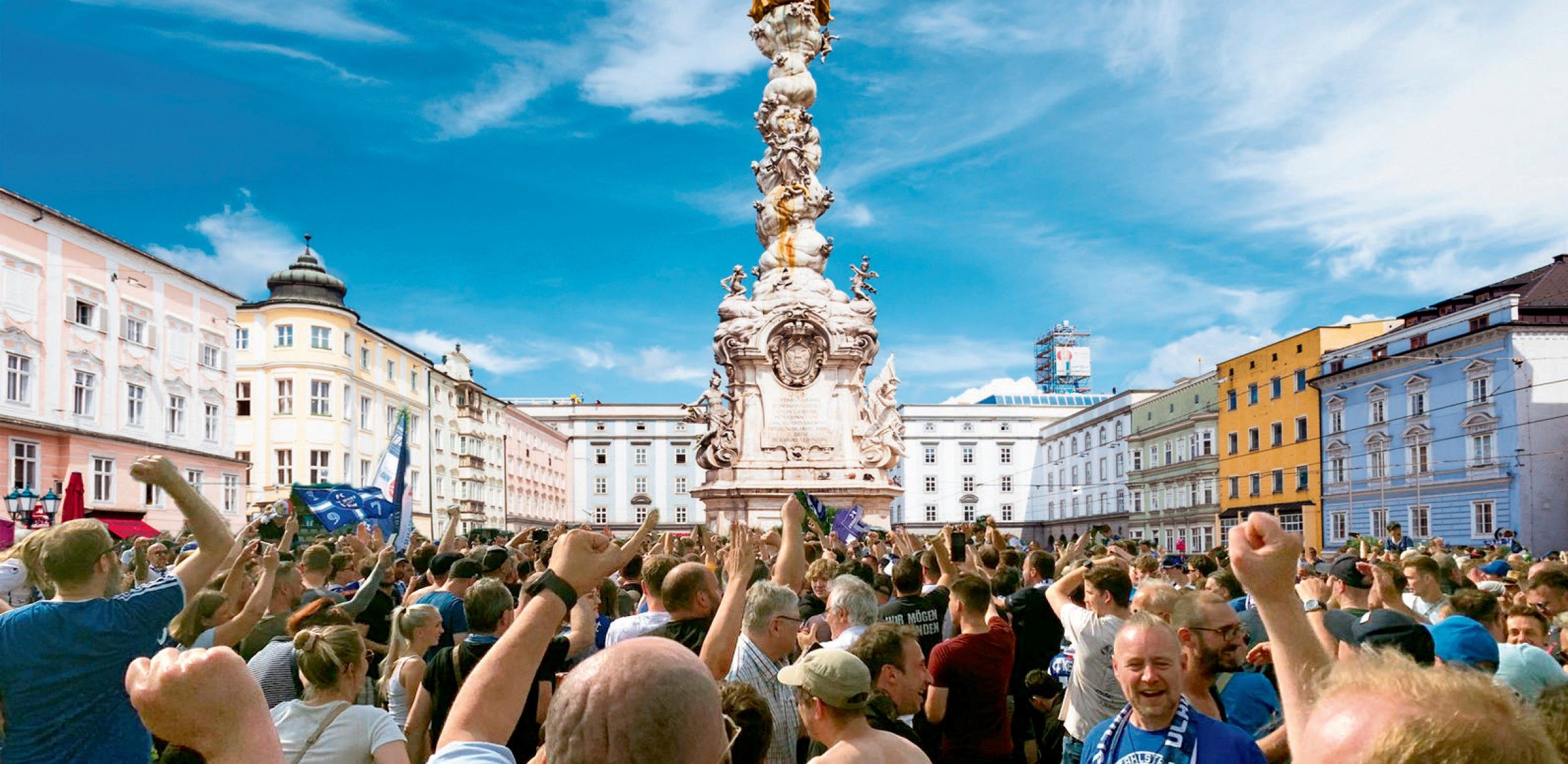 So ausgelassen wie nach dem gelungenen Aufstieg werden Blau-Weiß-Fans am Linzer Hauptplatz nicht feiern: Eine Party findet dort nicht statt.