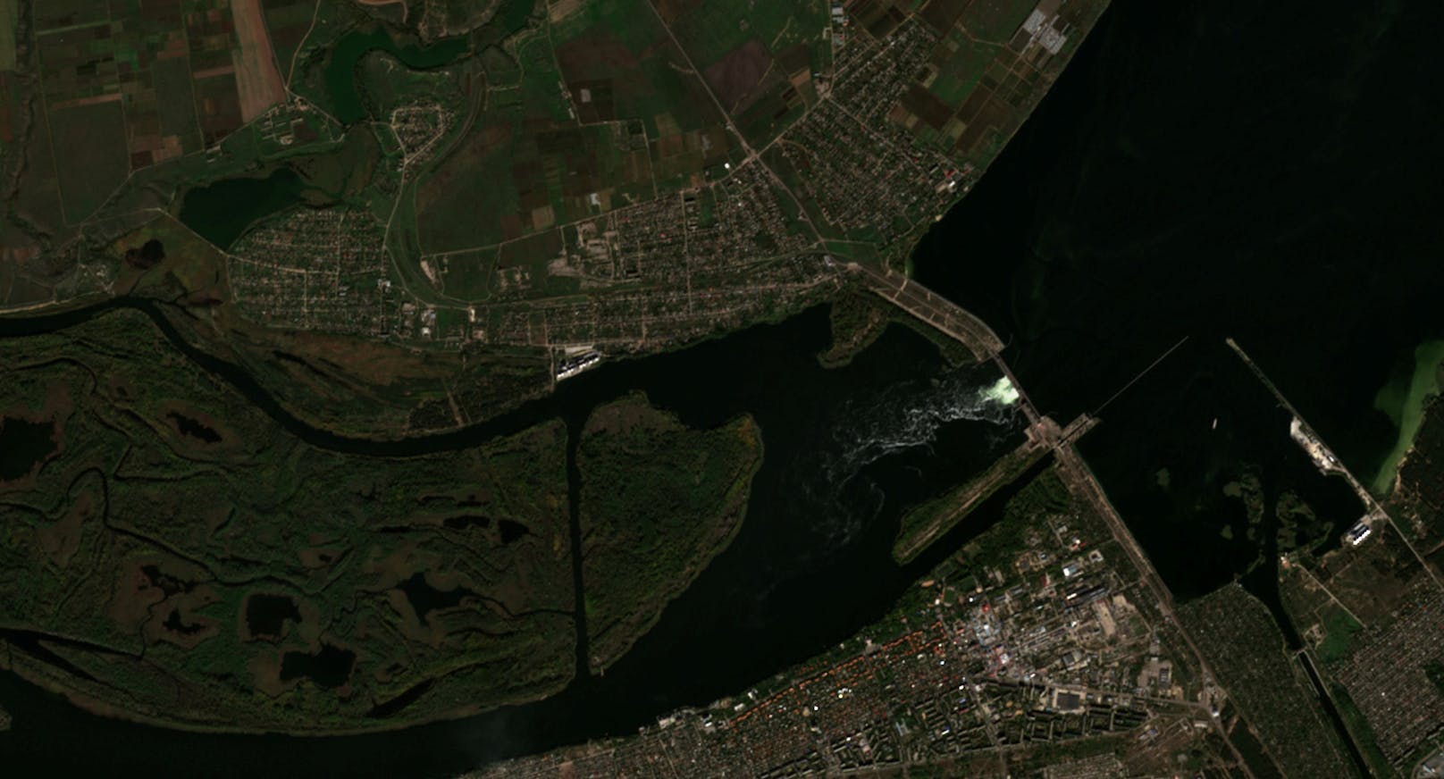 Satellitenaufnahme des Kachowkaer Staudamms vom Oktober 2022.