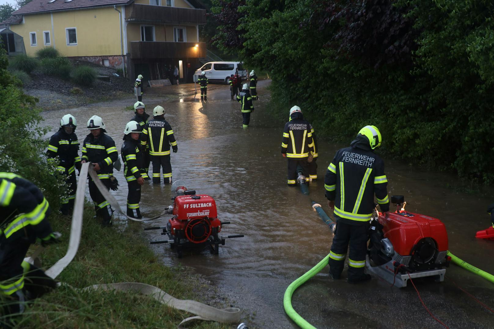 Anhaltende Starkregenschauer haben Montagabend für viele Einsätze der Feuerwehren in den Bezirken Grieskirchen, Wels-Land und in Wels gesorgt.
