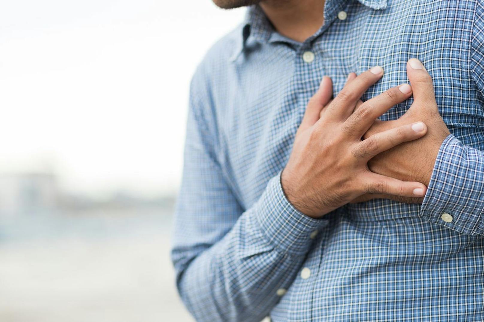Zu den Symptomen eines Herzinfarkts zählen Brustschmerzen, Kurzatmigkeit, Übelkeit, Magenschmerzen, Herzklopfen, Angstzustände, Schwitzen und Schwindelgefühl, obwohl Frauen seltener unter Brustschmerzen leiden.