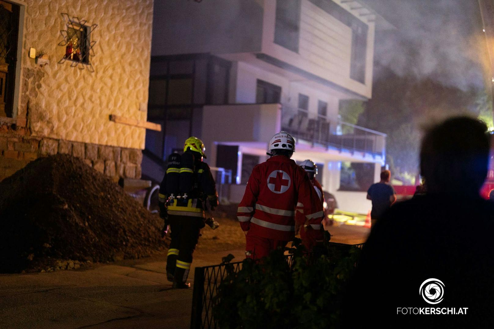 In den frühen Morgenstunden des heutigen Dienstags wurde die örtliche Feuerwehr von Hagenberg im Mühlkreis zu einem Brand auf dem Dach eines Einfamilienhauses im Ortszentrum alarmiert.