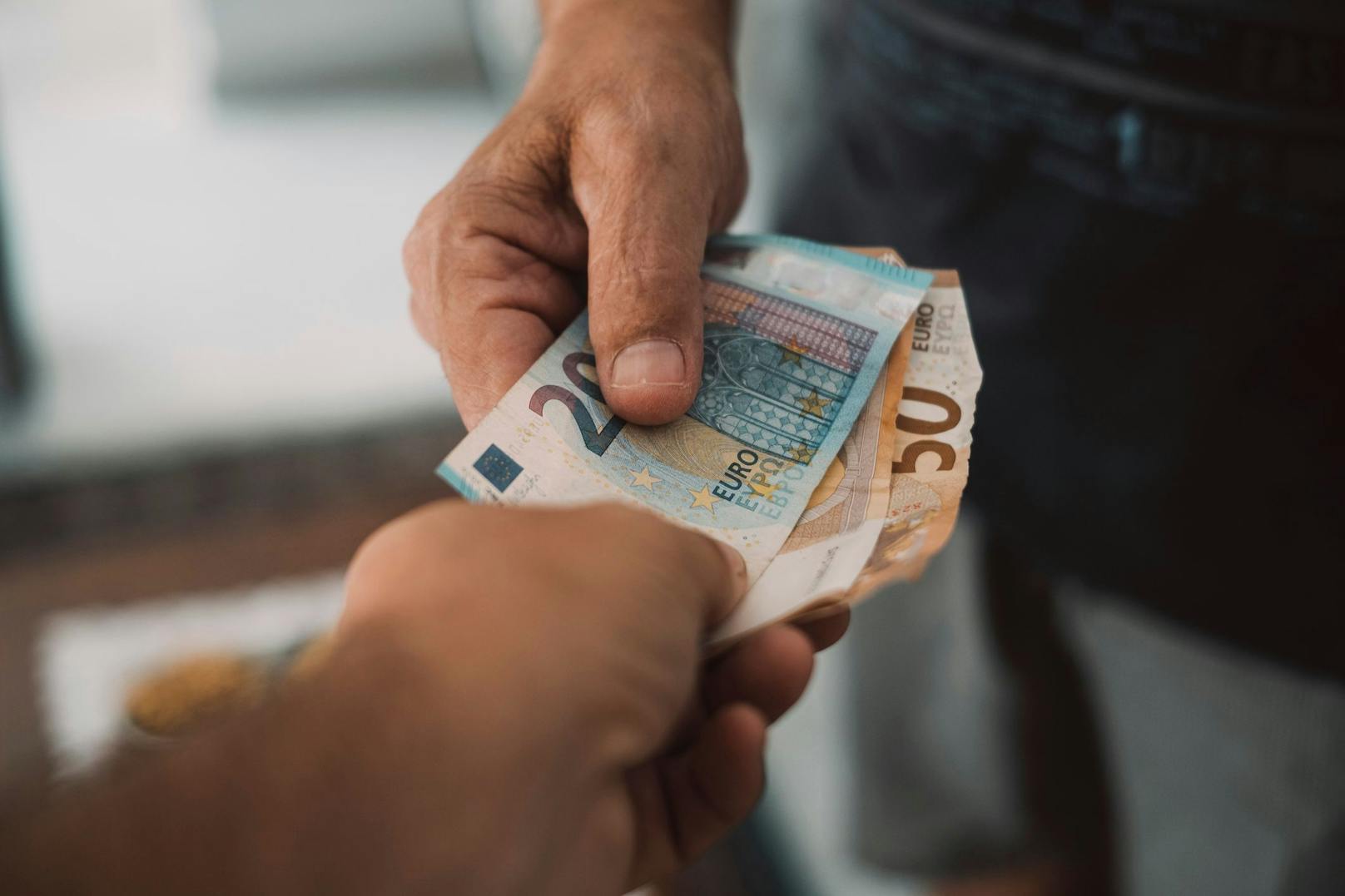 Eine Rumänin soll betagte Männer um ihr bitter erspartes Geld gebracht haben. (Symbolbild)