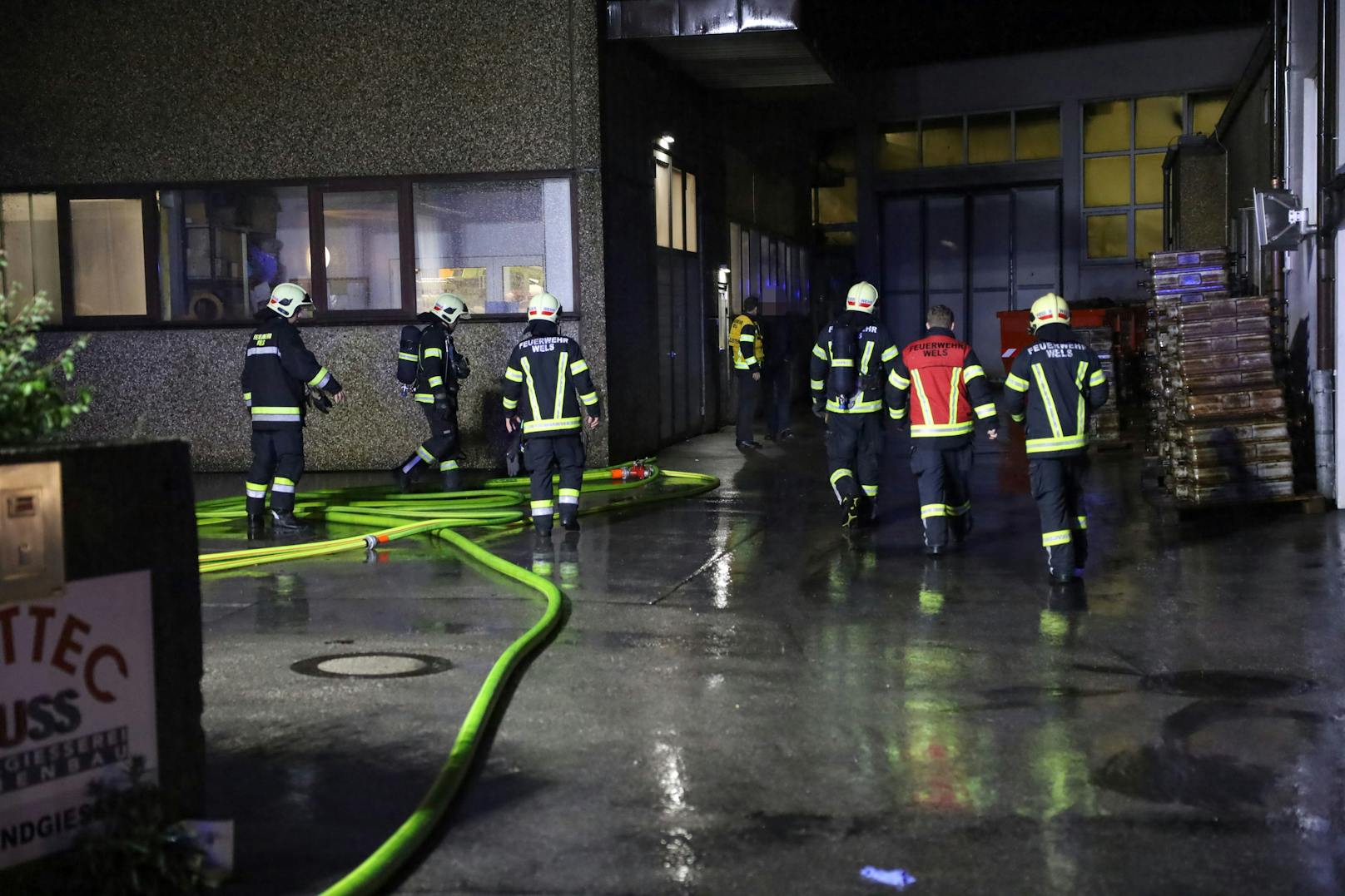 Während die Einsatzkräfte eine größere Anzahl an Unwettereinsätze abarbeiten musste, wurden die Einsatzkräfte zu einem Metallbrand bei einem Gewerbebetrieb in Wels-Pernau alarmiert.