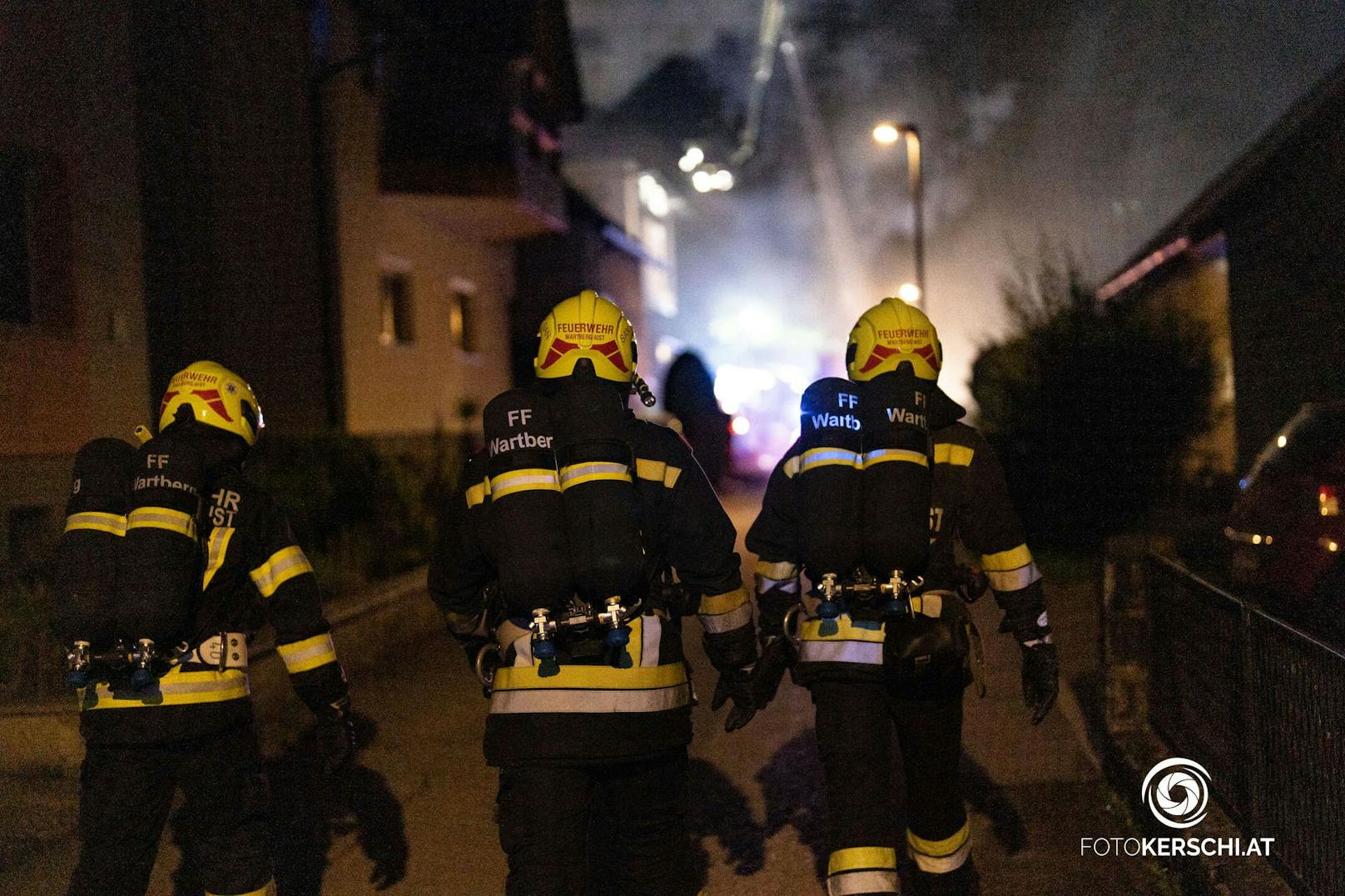 In den frühen Morgenstunden des heutigen Dienstags wurde die örtliche Feuerwehr von Hagenberg im Mühlkreis zu einem Brand auf dem Dach eines Einfamilienhauses im Ortszentrum alarmiert.