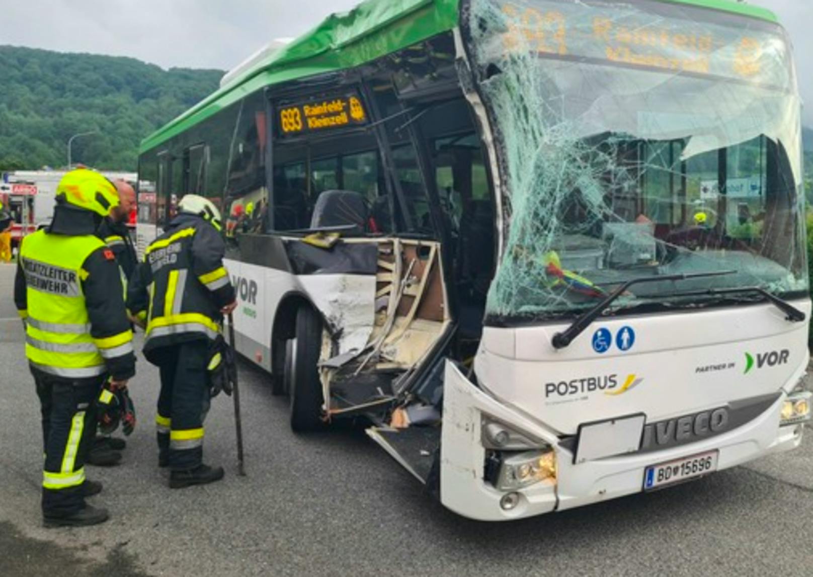 Der Bus wurde schwer beschädigt