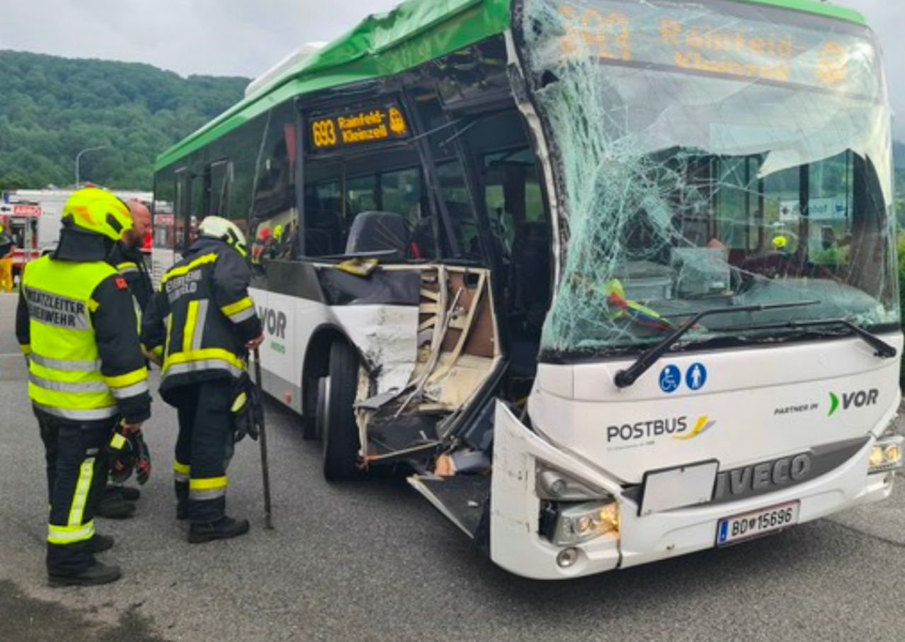 Heute.at - Busfahrerin (39) übersah Lkw! Drei Verletzte bei Unfall