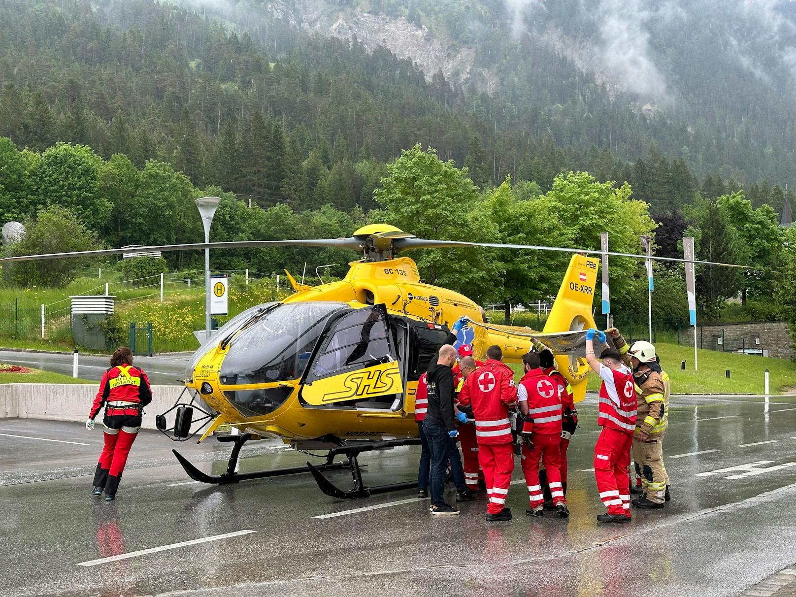 In weiterer Folge wurde der Radfahrer mit dem NAH "Heli 4" in die Klinik Innsbruck geflogen,...
