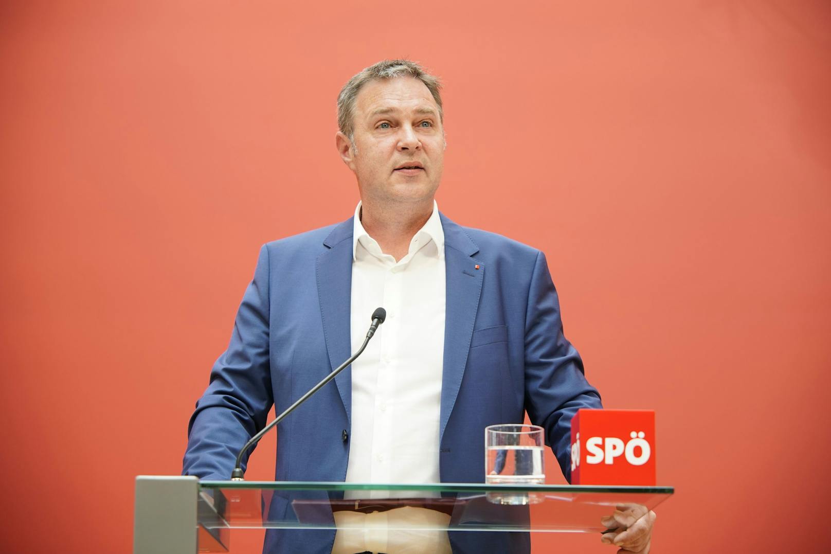 Wie er ankündigte, brauche die SPÖ neue und transparente Regeln. "Die Mitglieder müssen künftig direkt über den Parteivorsitz abstimmen", sagt Babler.