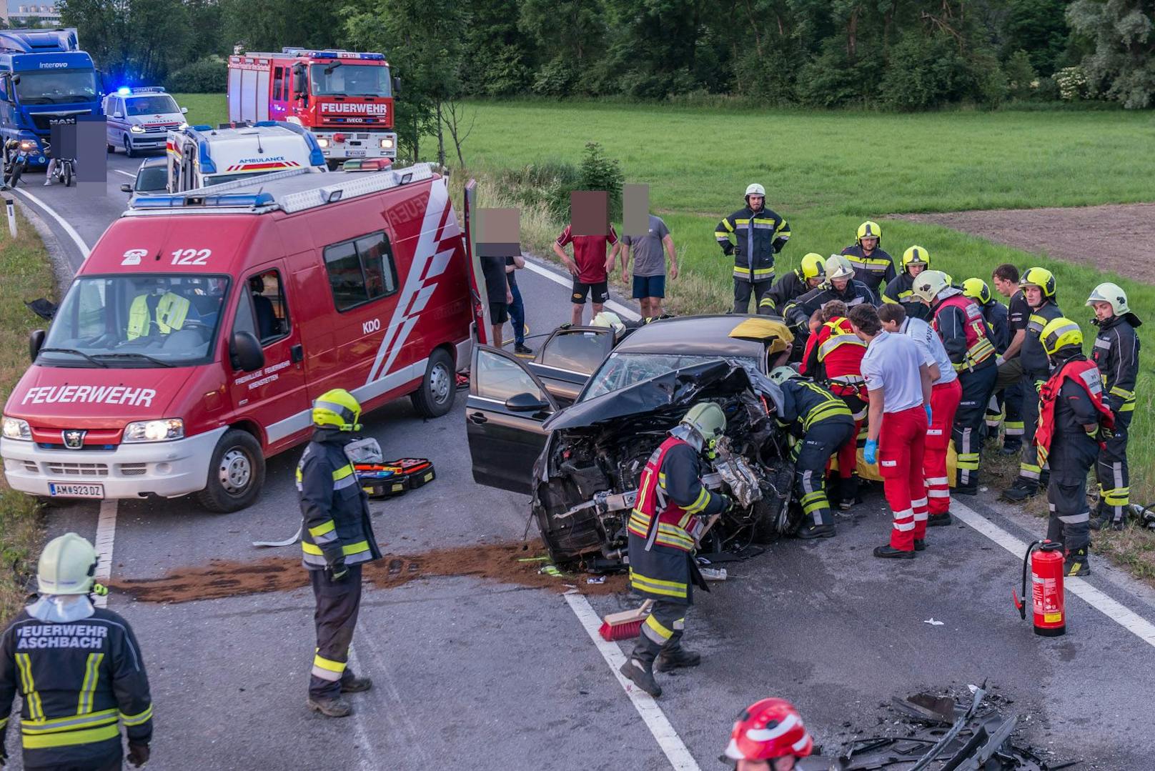 ... Feld geschleudert. Beide Lenker (die Frau und der entgegenkommende 28-Jährige) ...