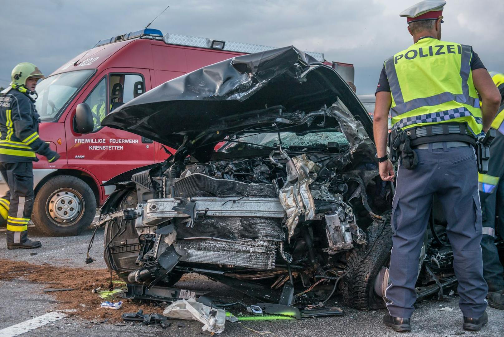 Die Feuerwehr musste die beiden Insassen in einer aufwendigen Rettungsaktion ...