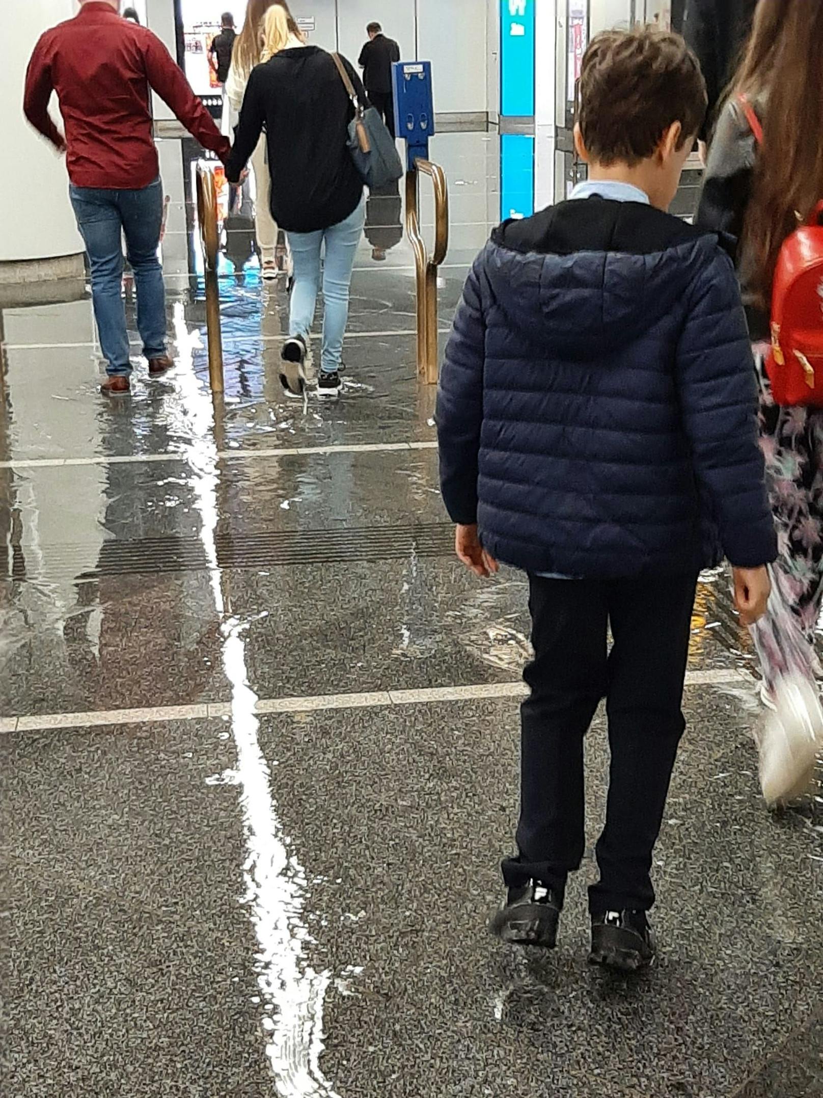 Überflutungen in der U1/U3-Station Stephansplatz in Wien.