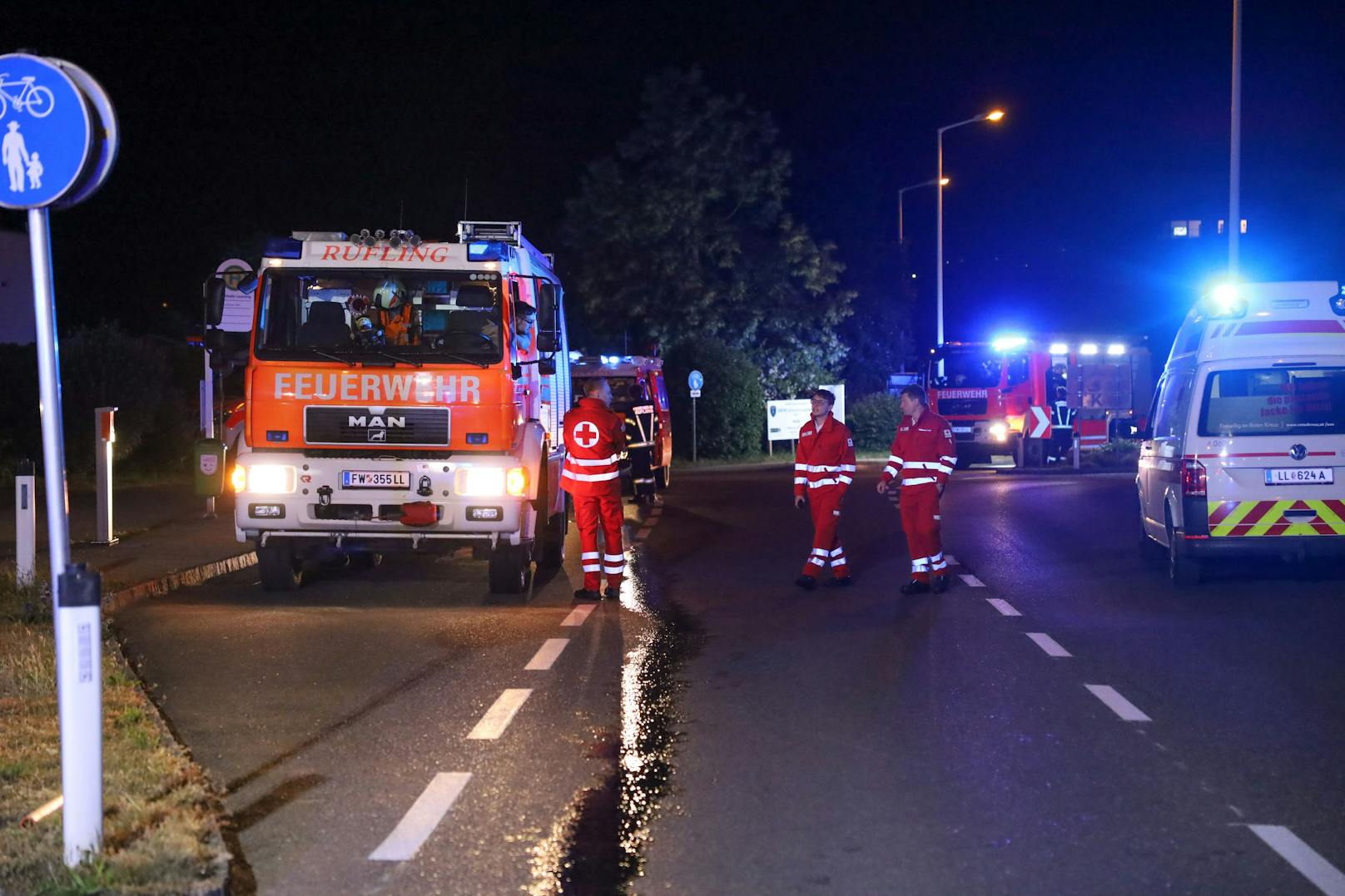 Ein Brand in einem Jugendzentrum in Leonding (Bezirk Linz-Land) hat am späten Dienstagabend einen Einsatz von drei Feuerwehren ausgelöst. Rettungsdienst und Polizei waren ebenso im Einsatz.