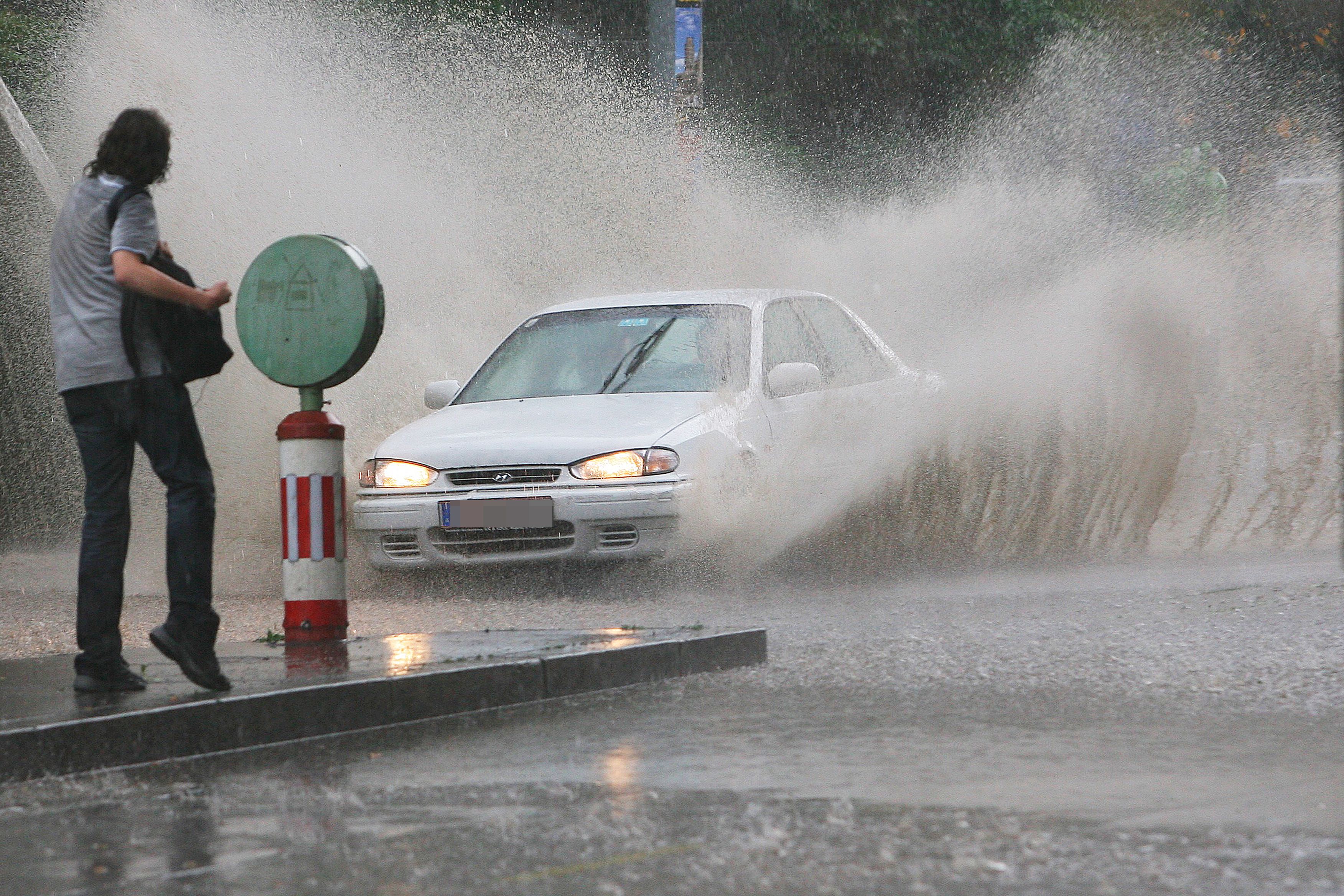 Nach Starkregen mit Überflutungen ziehen neue Gewitter auf, ganz Niederösterreich ist betroffen, Wien eingekreist.