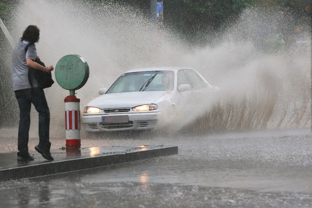 Nach Starkregen mit Überflutungen ziehen neue Gewitter auf, ganz Niederösterreich ist betroffen, Wien eingekreist.