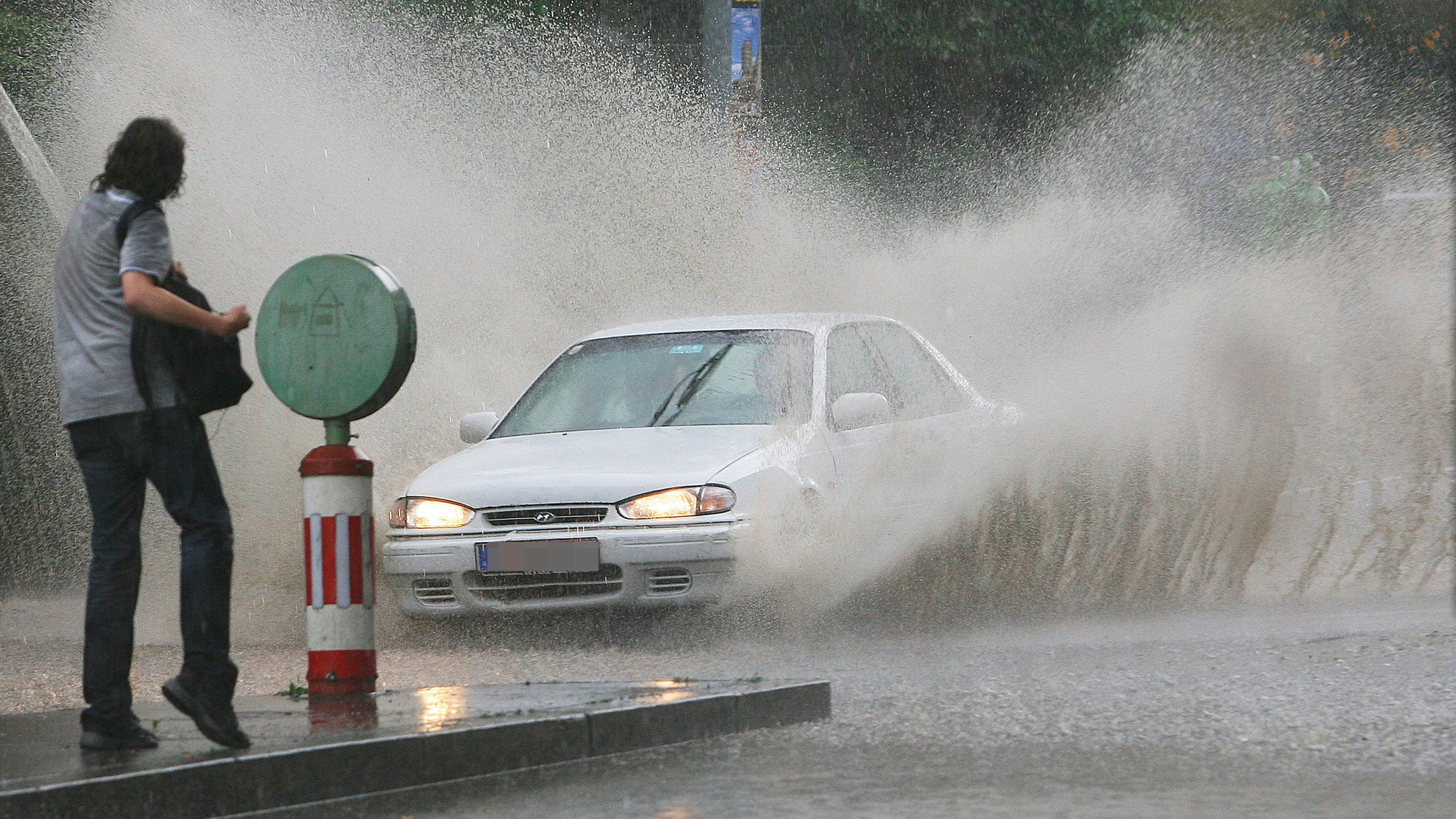 Nach Starkregen mit Überflutungen ziehen neue Gewitter auf, ganz Niederösterreich ist betroffen, Wien eingekreist.