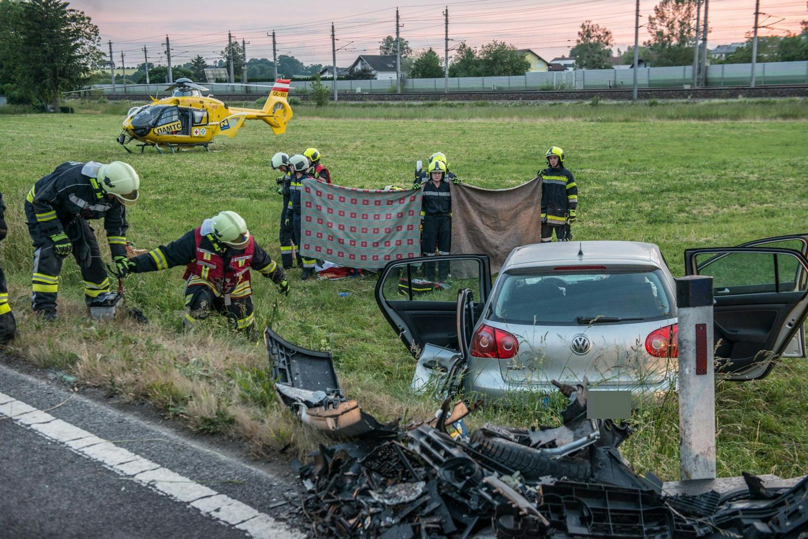 ... aus den Fahrzeugen schneiden.