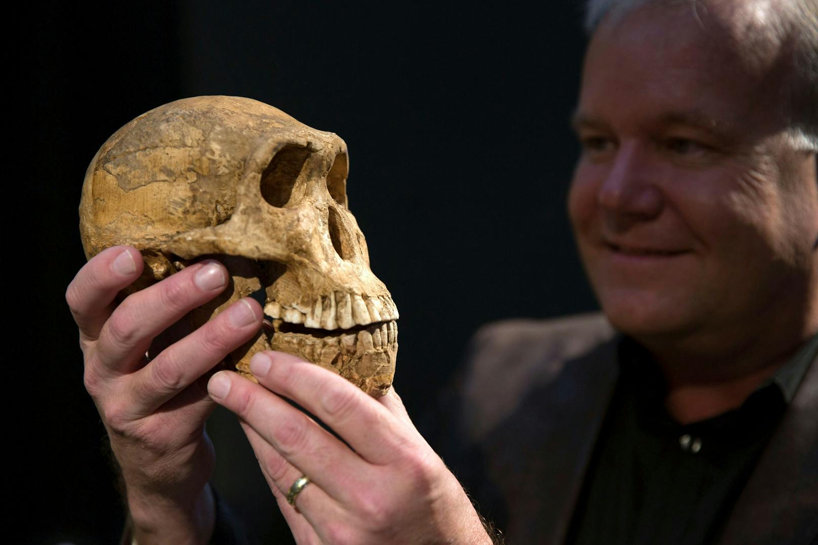 Lee Berger mit einem Schädel des Homo naledi. Er hatte einige Ähnlichkeiten mit dem Menschen, wie den aufrechten Gang und die Handhabung von Gegenständen mit der Hand, aber die Mitglieder dieser Spezies hatten kleinere Köpfe, eine kürzere Statur und waren dünner und kräftiger gebaut, so Berger.&nbsp;