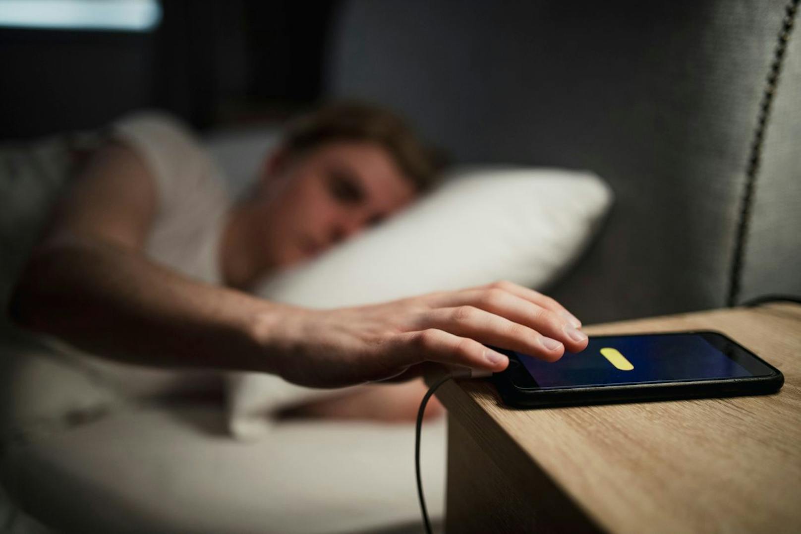 Verzichte lieber auf Power-Naps, denn diese erschweren es dir, abends schlafen zu gehen. Bei starker Müdigkeit darfst du dich hinlegen, solange du deinen Mittagsschlaf auf zehn bis 20 Minuten beschränkst.