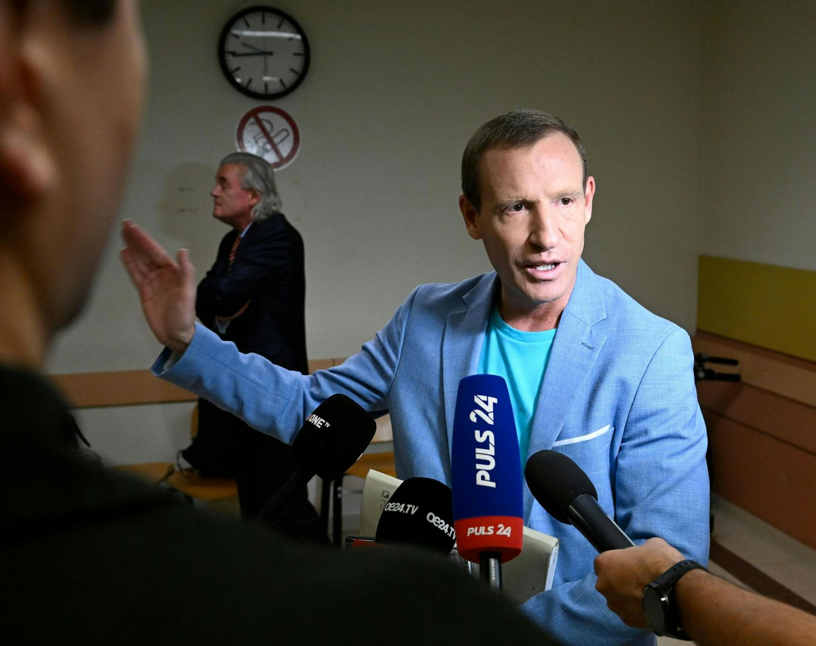 Der frühere BZÖ-Politiker Stefan Petzner ist am Mittwoch wegen schweren Betruges zu sechs Monaten bedingter Haft verurteilt worden.