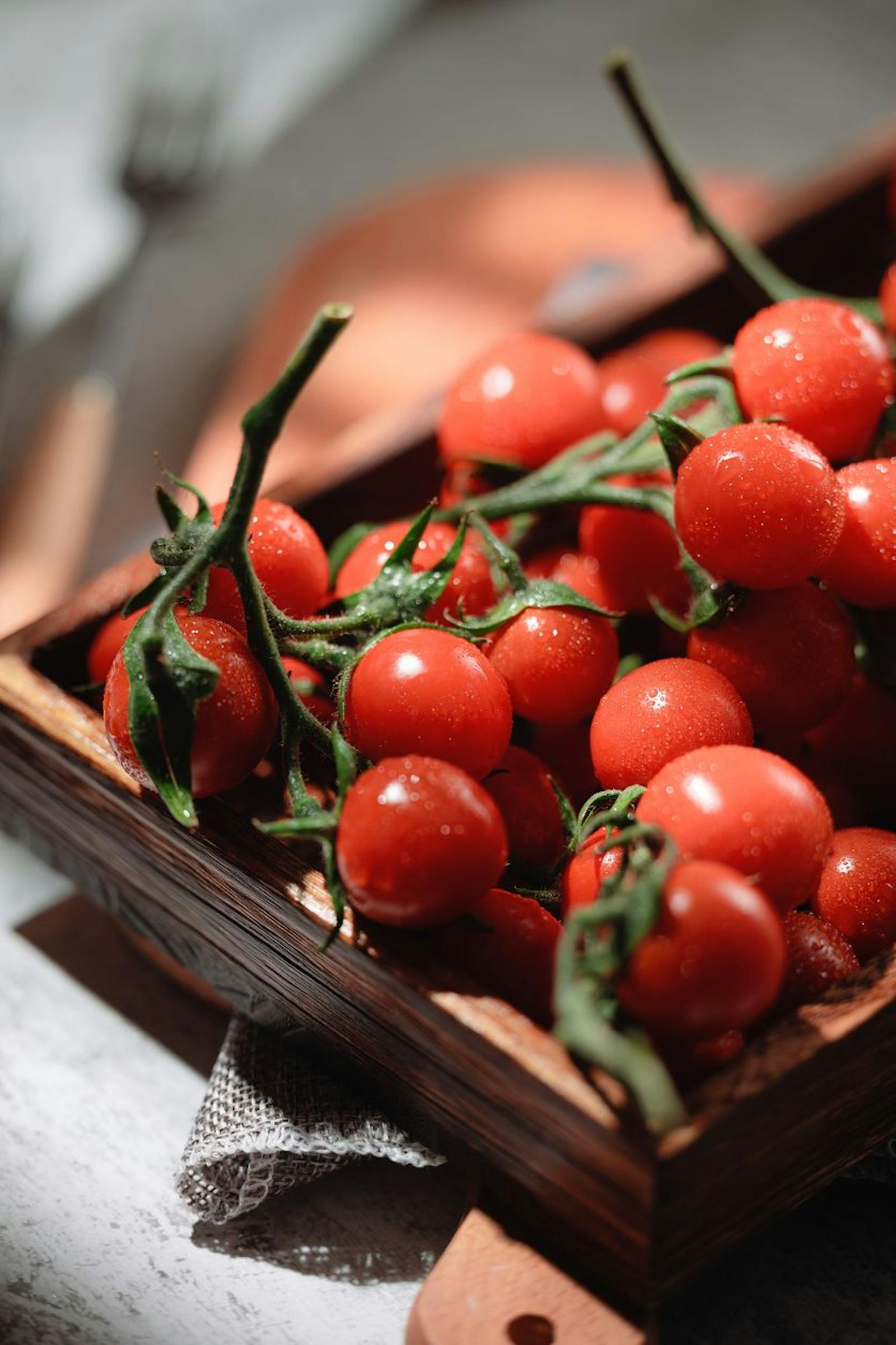 Pflücke einige Tomatenblätter und verteile diese um deinen Obstkorb. Der intensive Geruch sorgt dafür, dass die Fruchtfliegen von deinen Lebensmitteln fern bleiben.