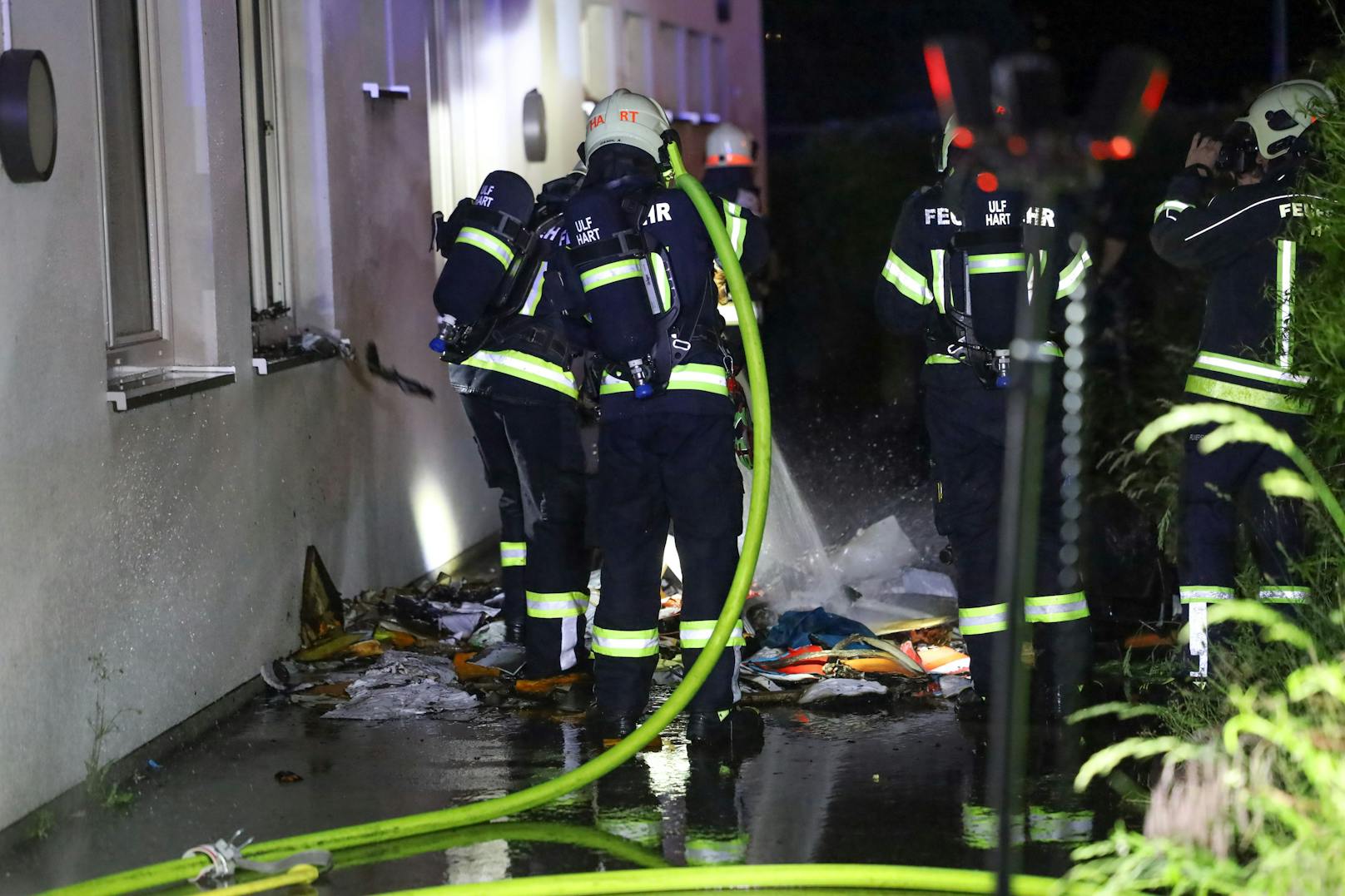 Ein Brand in einem Jugendzentrum in Leonding (Bezirk Linz-Land) hat am späten Dienstagabend einen Einsatz von drei Feuerwehren ausgelöst. Rettungsdienst und Polizei waren ebenso im Einsatz.