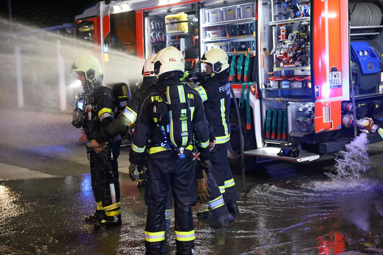 Ein Brand in einem Jugendzentrum in Leonding (Bezirk Linz-Land) hat am späten Dienstagabend einen Einsatz von drei Feuerwehren ausgelöst. Rettungsdienst und Polizei waren ebenso im Einsatz.