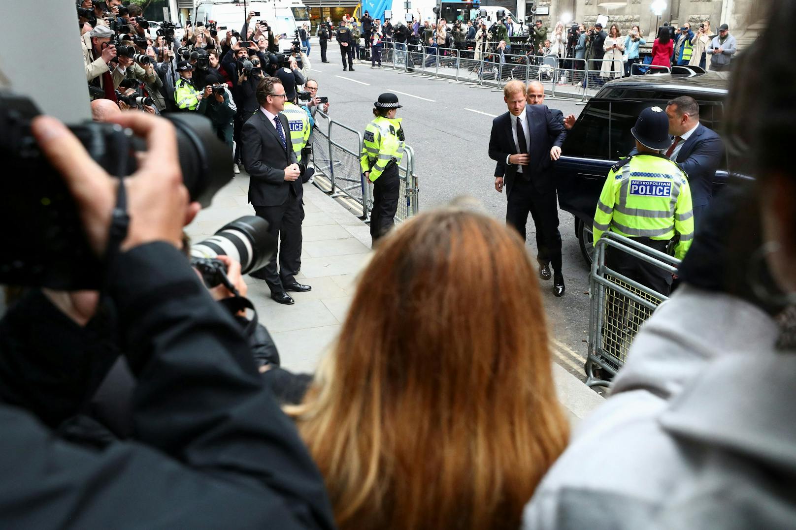 Prinz Harry bei seiner Ankunft vor Gericht. Vor Ort sammelt sich die internationale Presse sowie einige Privatpersonen, die einen Blick auf ihn erhaschen wollen.