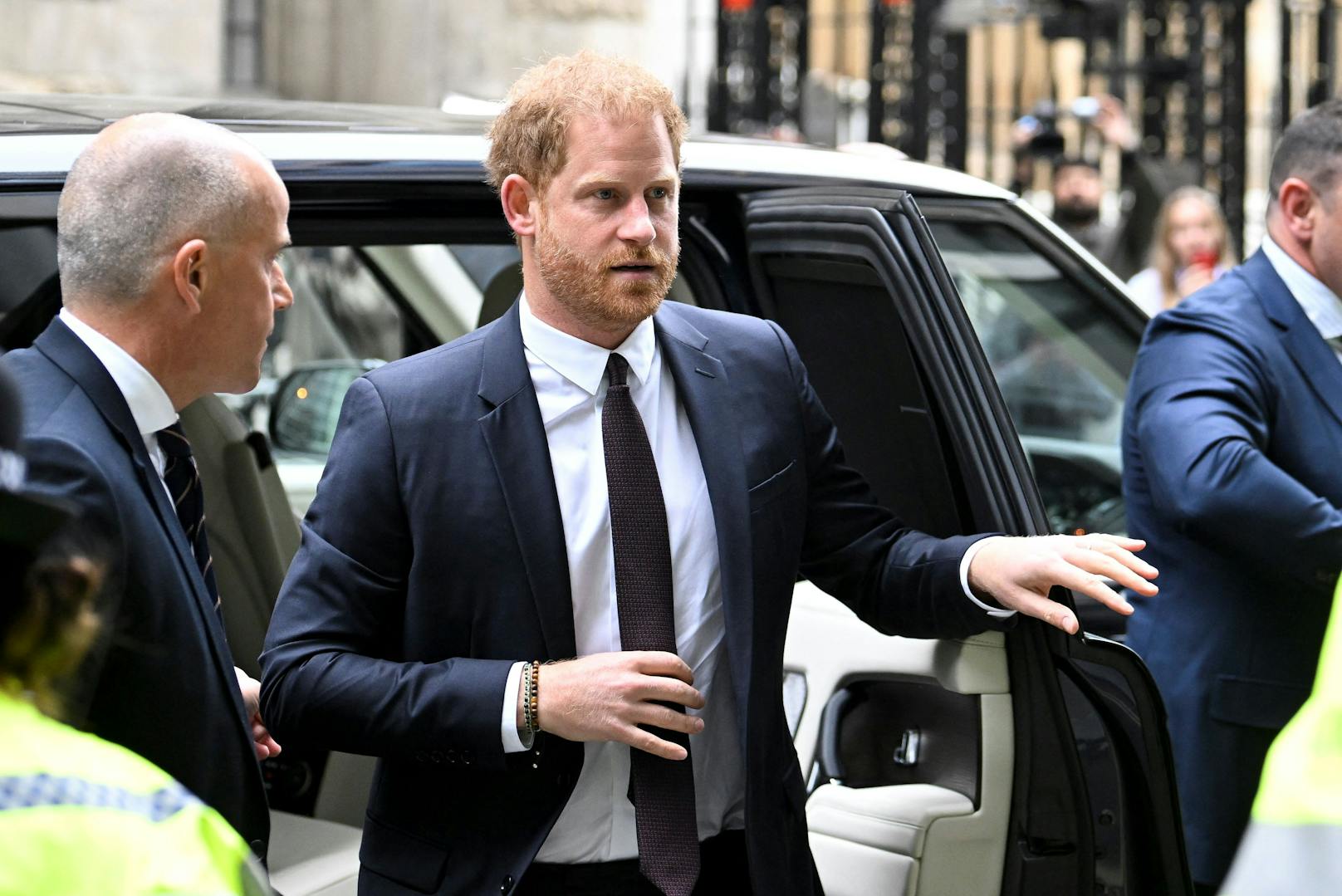 Der britische Prinz Harry, Herzog von Sussex, vor dem Rolls Building des High Court in London bevor er seine Aussagen vor Gericht macht.