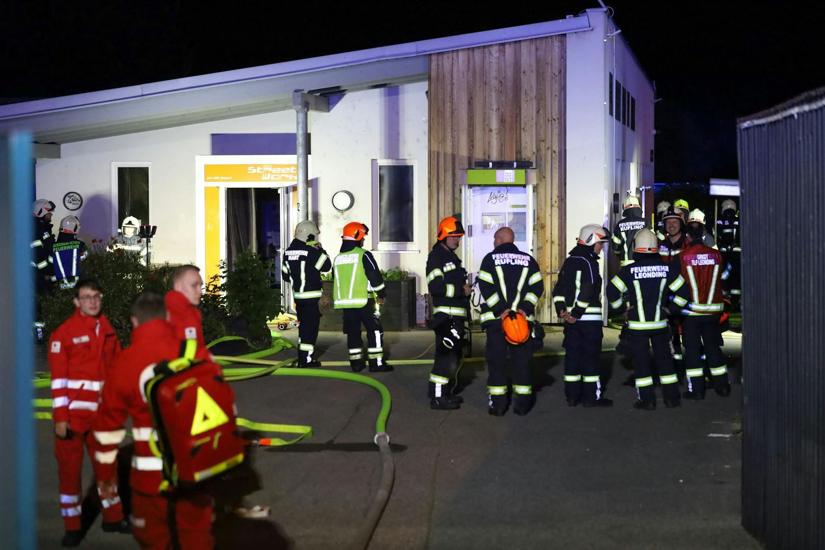 Ein Brand in einem Jugendzentrum in Leonding (Bezirk Linz-Land) hat am späten Dienstagabend einen Einsatz von drei Feuerwehren ausgelöst. Rettungsdienst und Polizei waren ebenso im Einsatz.