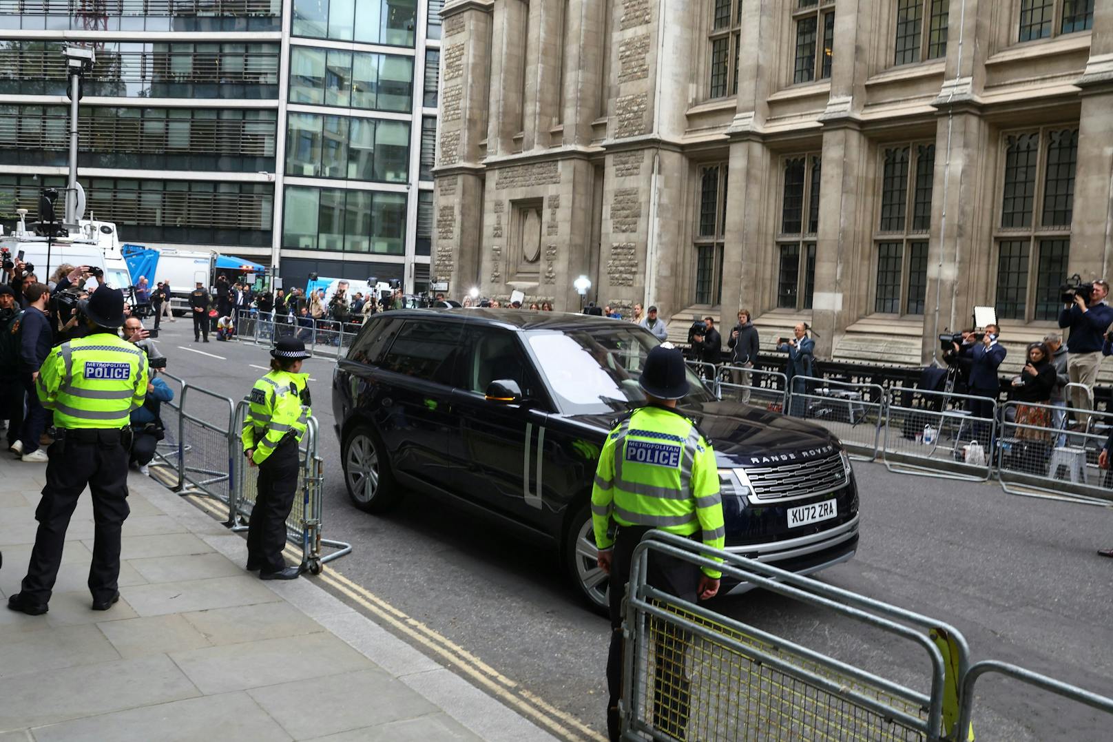 Prinz Harry wurde im schwarzen Range Rover zum Gerichtsgebäude geführt.