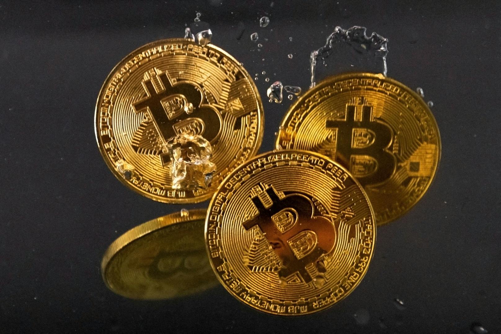<strong>Bitcoin:</strong> Bitcoin ist und bleibt die bekannteste Kryptowährung. Zum Zeitpunkt dieses Artikels lag der Kurs bei 24.980 Euro. Im November 2021 lag der Kurs noch über 56.000 Euro.