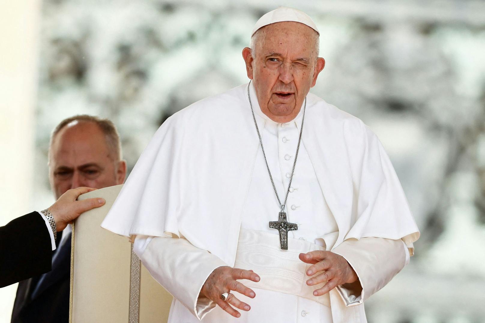 Papst Franziskus notoperiert – daran leidet er