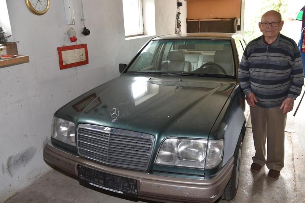 Walter Benedik mit seinem abgemeldeten Mercedes: 