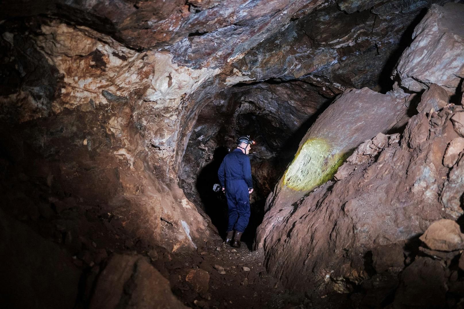 2013 wurden dort erstmals Fossilien des Homo naledi bei Ausgrabungen gefunden. Jetzt hat Berger mit seinem Team Überreste von Erwachsenen und Kindern des Homo naledi entdeckt, die in Fötusstellung in Höhlensenken bestattet und mit Erde bedeckt waren. Die Bestattungen sind mindestens 100.000 Jahre älter als alle bekannten Bestattungen von Homo sapiens.