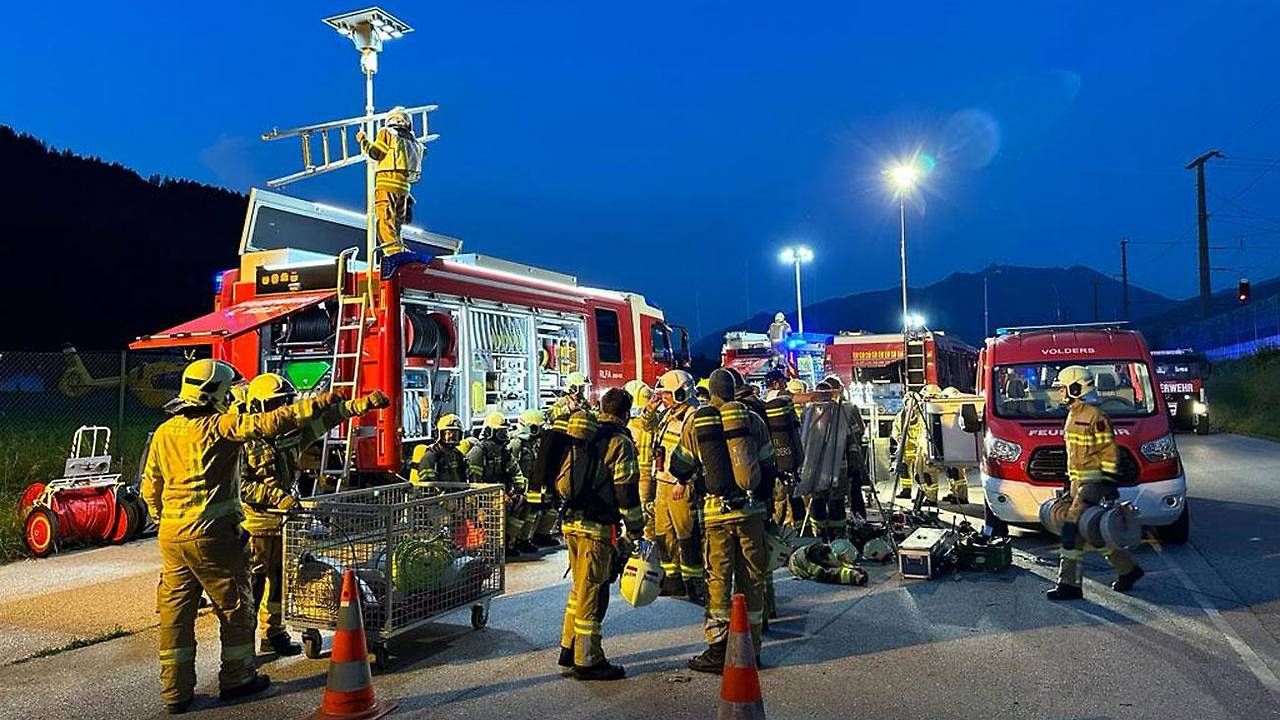 Großeinsatz der Feuerwehr bei einem Brand in einem Bahntunnel in Tirol.
